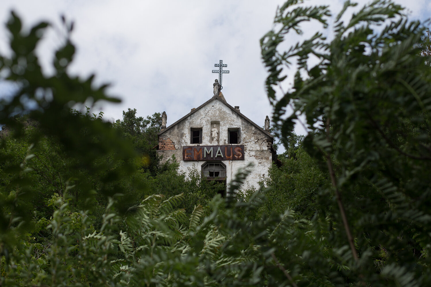 Menedékből romhalmaz: az Emmaus kápolna szép múltja és szomorú jelene