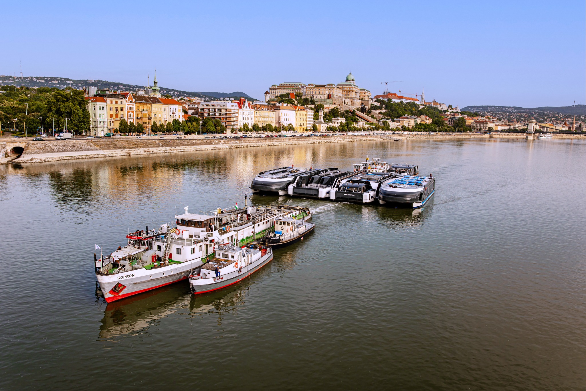 Így haladtak át a Duna budapesti szakaszánál a Balaton legújabb hajói – Fotók