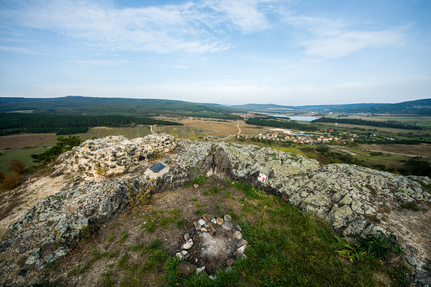 A vár, amit maguk a magyarok pusztítottak el – Túra a hegyesdi várromhoz