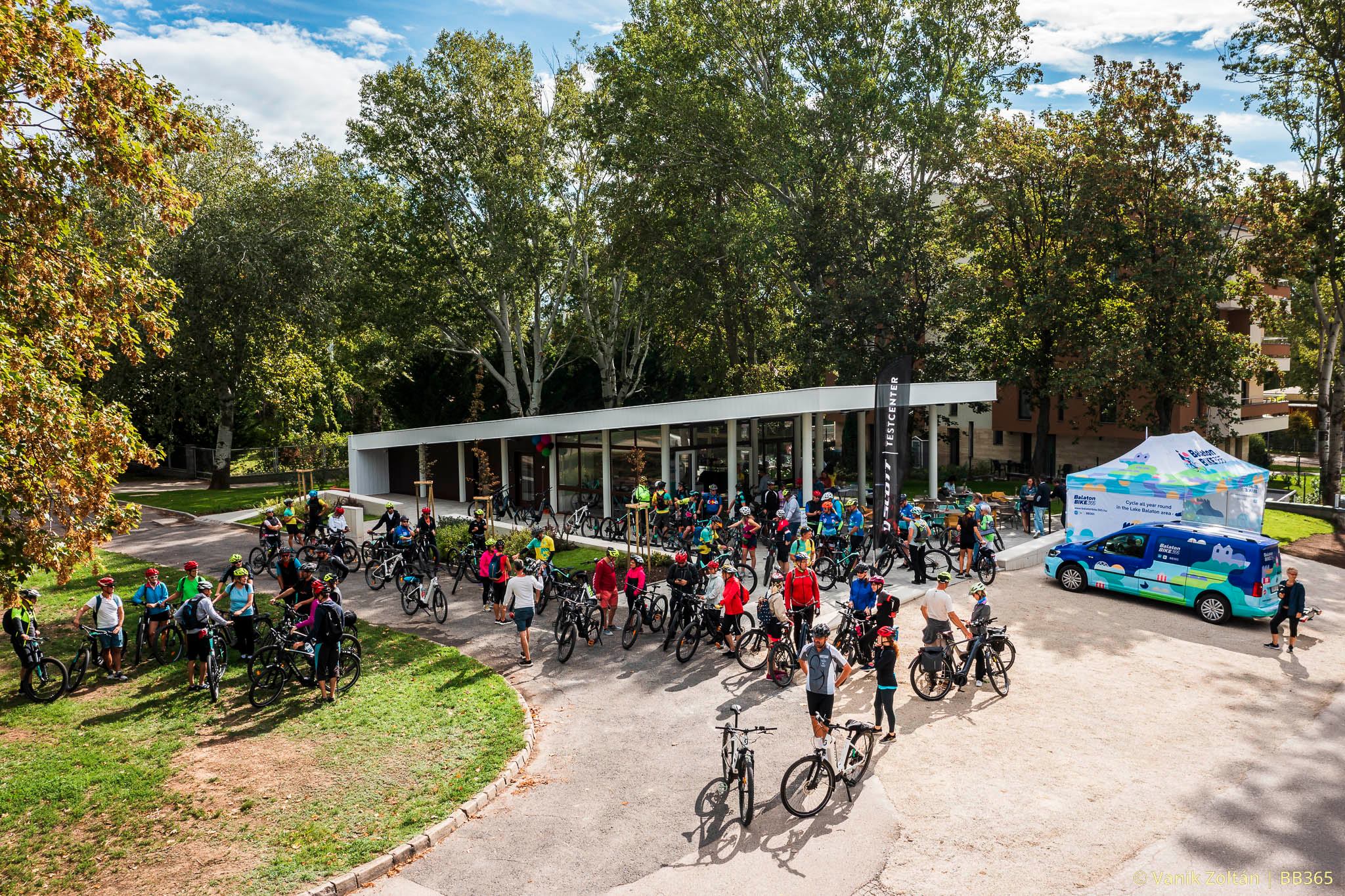 Átadták az új kerékpárosközpontot Balatonfüreden – Mutatjuk, mit ad a BalatonBike365 Port
