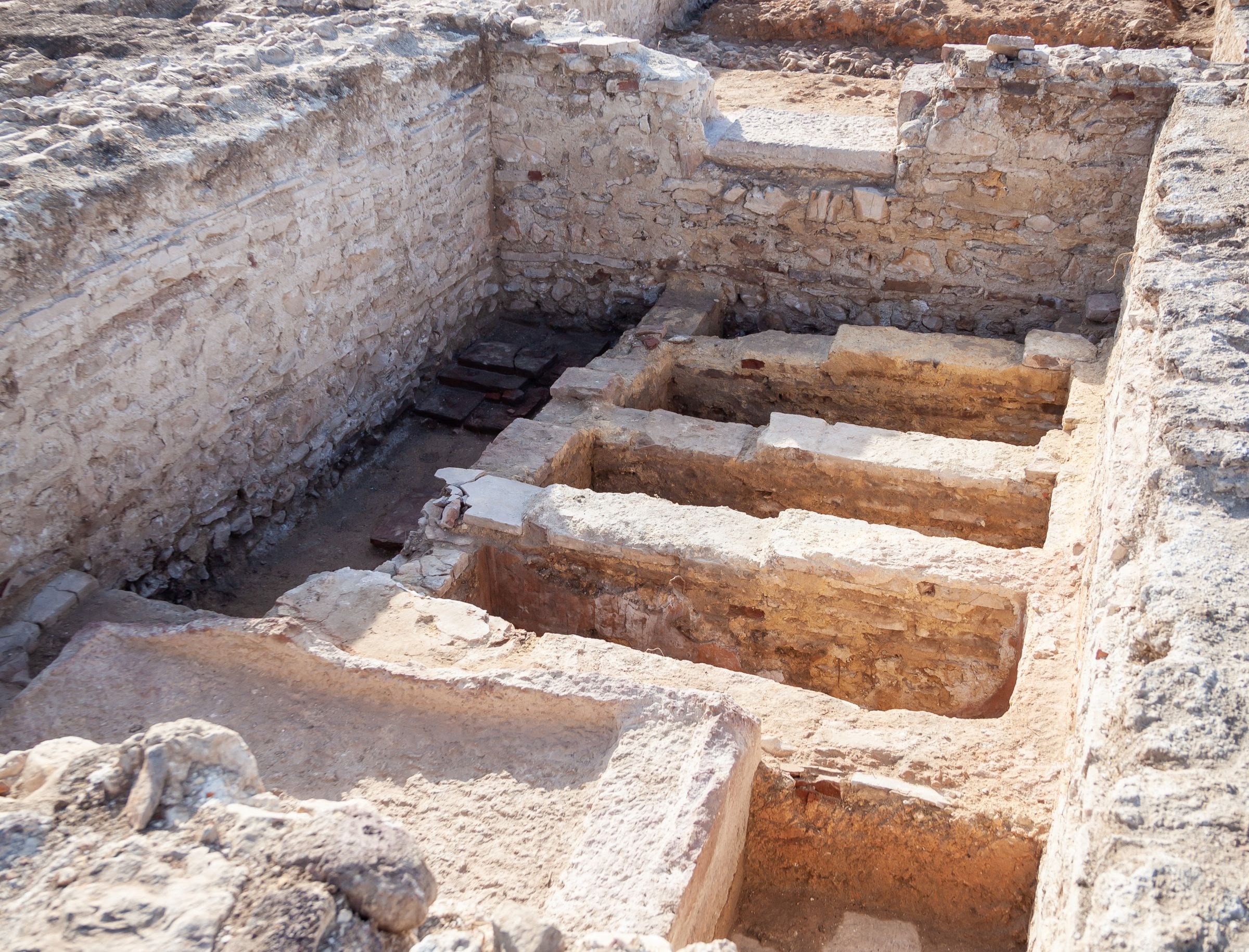 Római kori szarkofágot és sírépítményt találtak Nagyvázsony határában