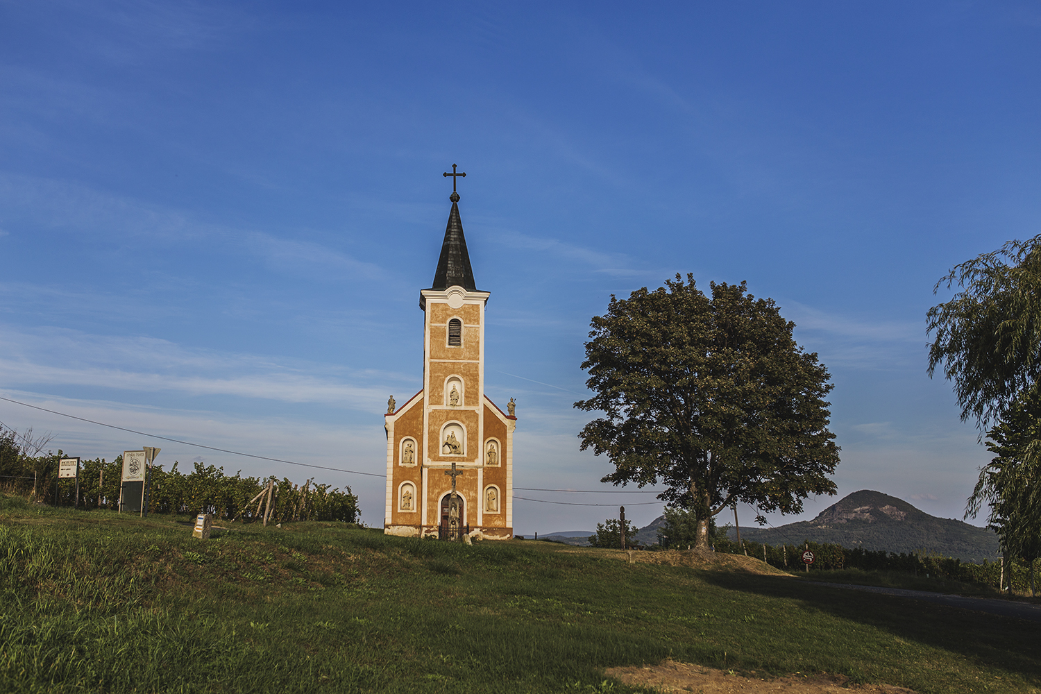 A hegy, aminek 7 kápolnája van – Apró templomok mesélik el a Szent György-hegy történetét