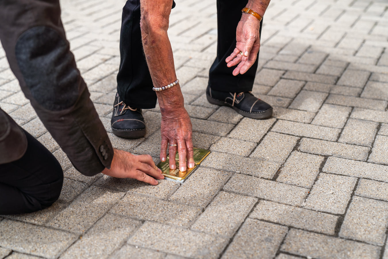 Botlatóköveket helyeztek ki Tapolcán a helyi zsidó áldozatok emlékére