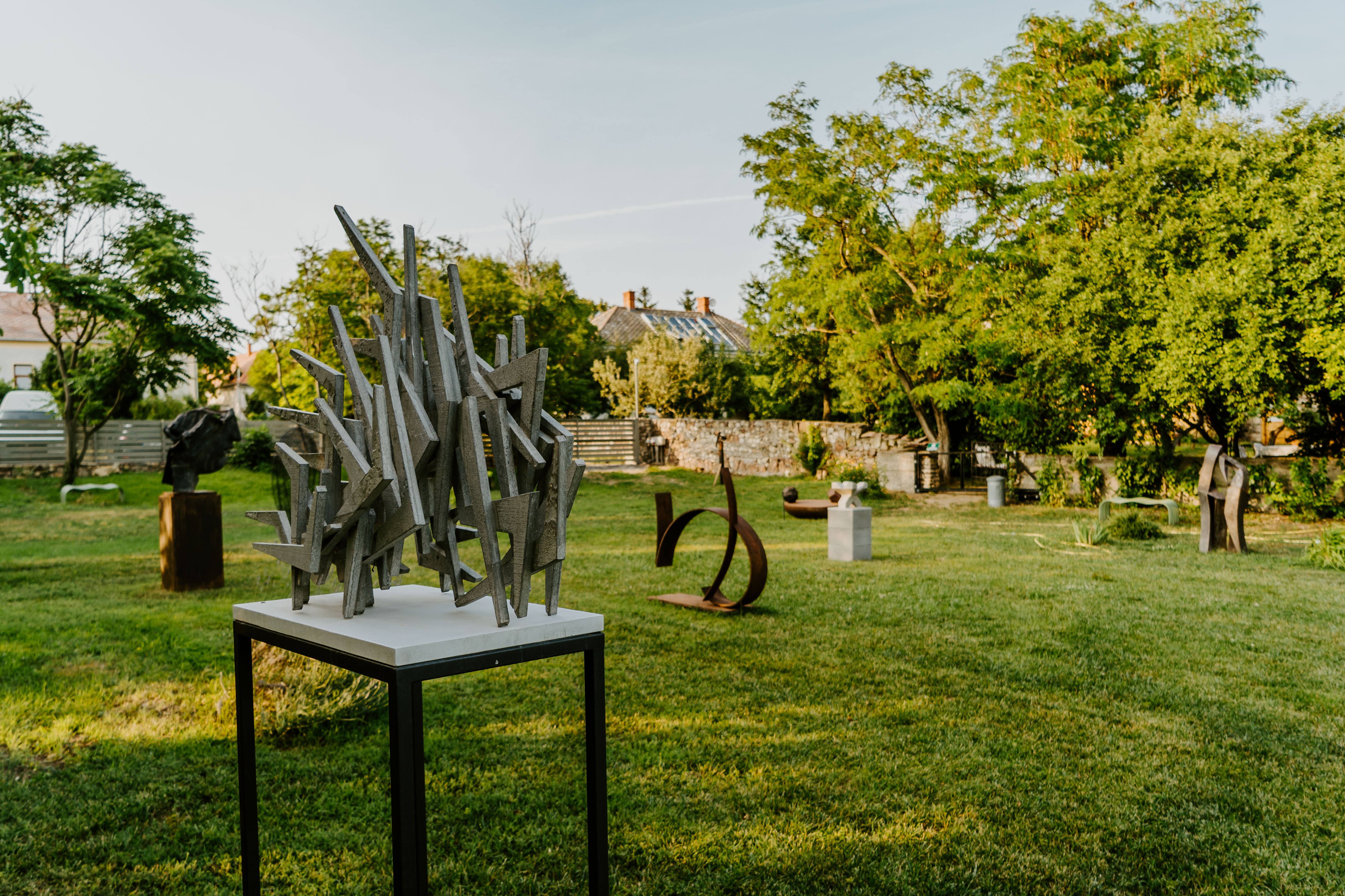 A mágikus realizmustól a retró kerítésekig – 7 érdekes kiállítás a Balatonnál, amit még ősszel látni kell