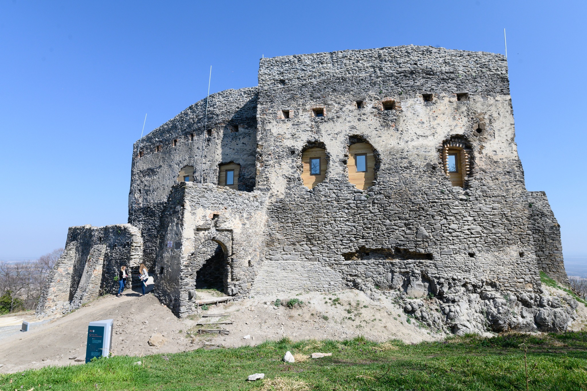 Átadták a felújított somlói várat