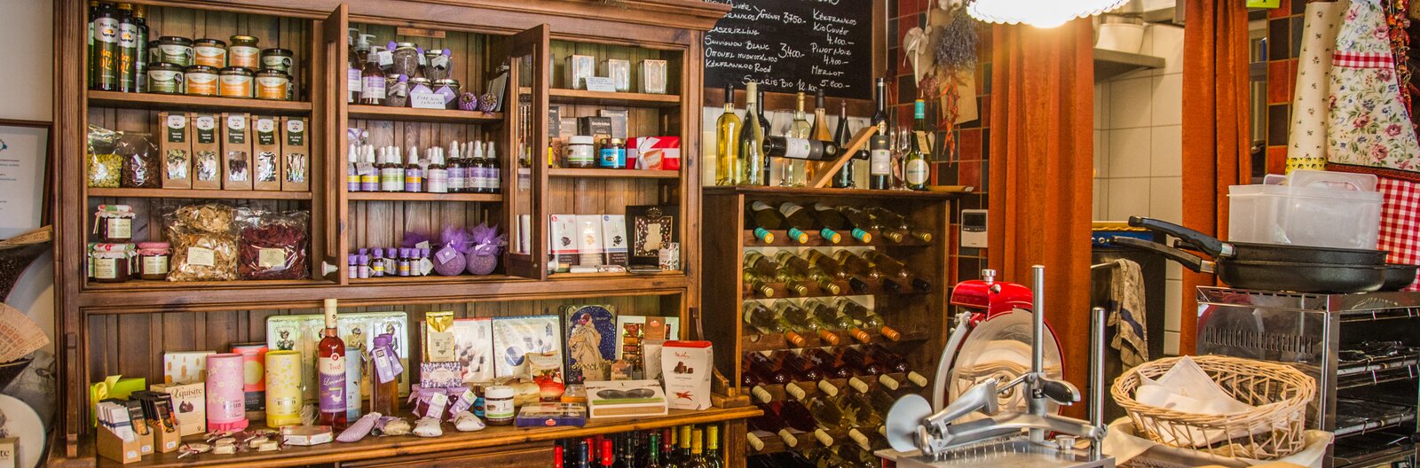 Ahol a gin csokival és házi sonkával randizik – 11 delikátbolt a Balatonnál