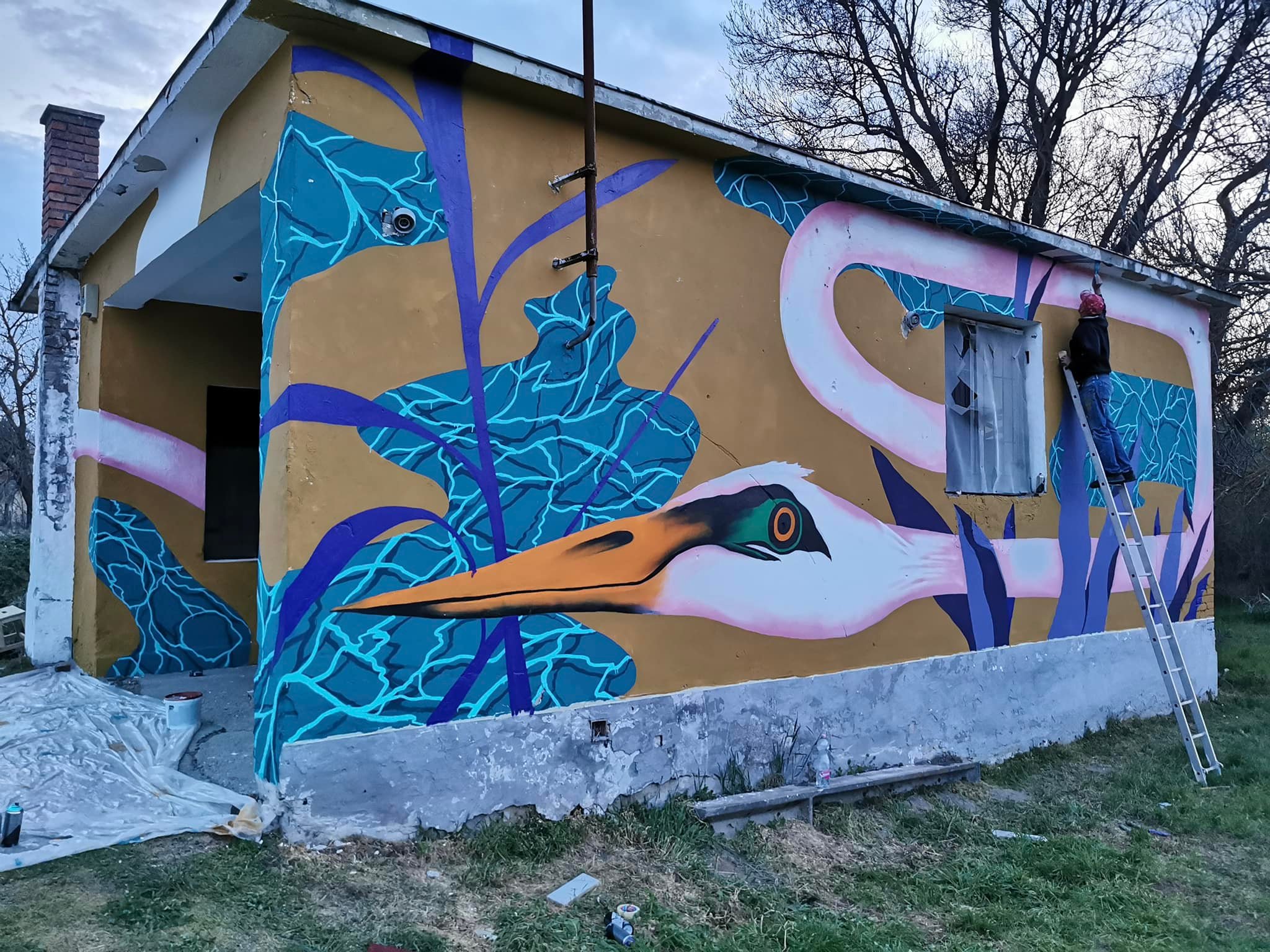 Vízimadarat ábrázoló falfestmény várja a végállomáson a Balatonfenyvesi Kisvasút utasait