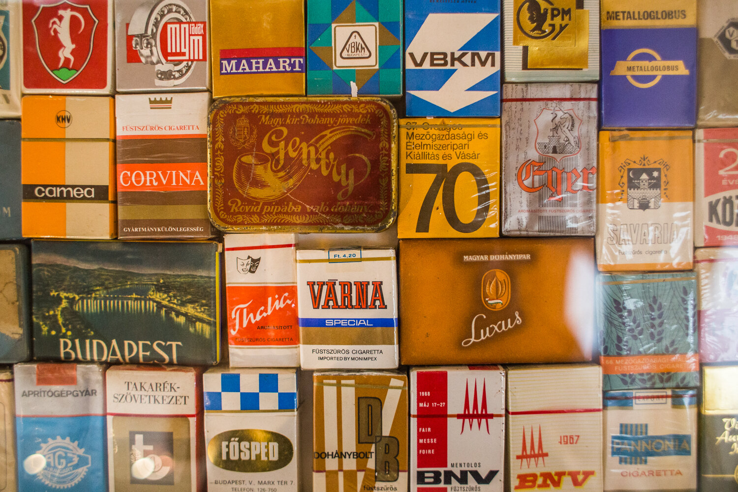 A pipától a hamvadó cigarettavégig: a dohányzástörténeti kiállítás a Látványtárban