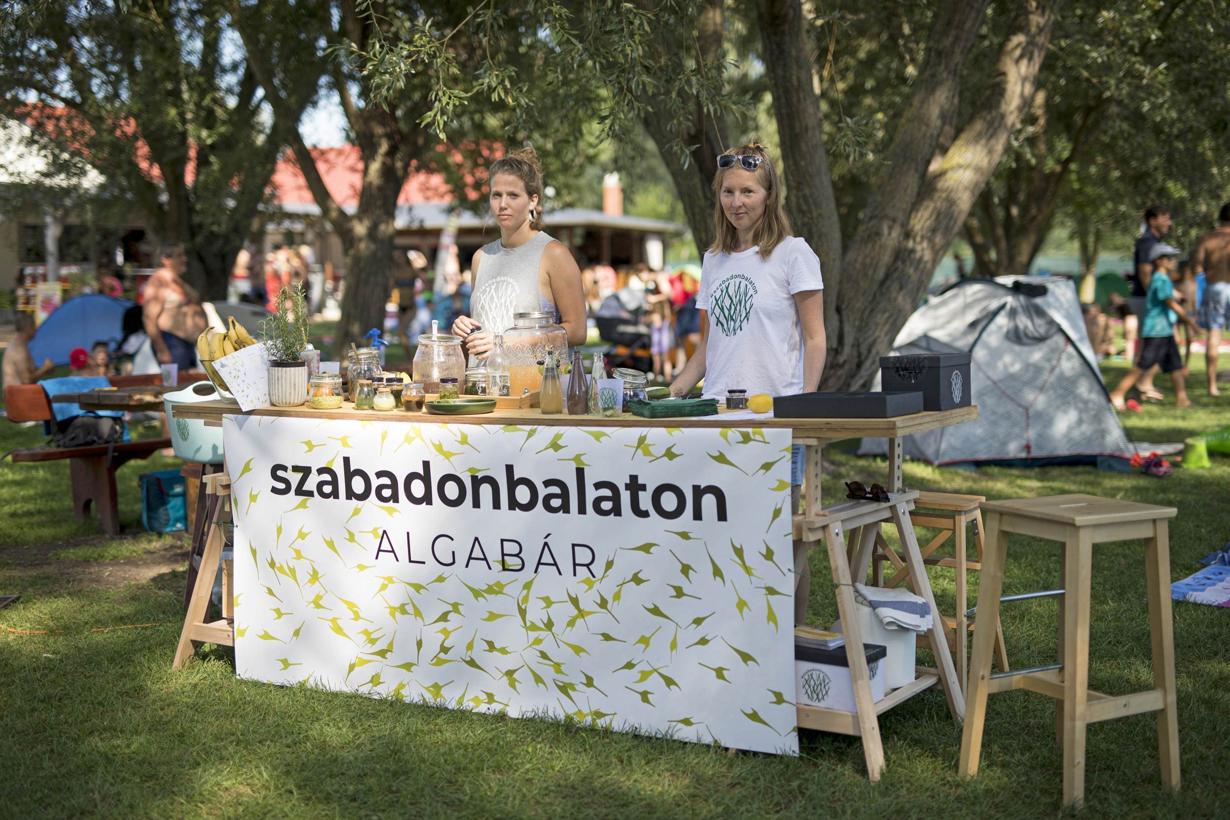 Iszapkoktél és algafröccs – Kreatív strandakcióval hívják fel a figyelmet a Balaton ökológiájára