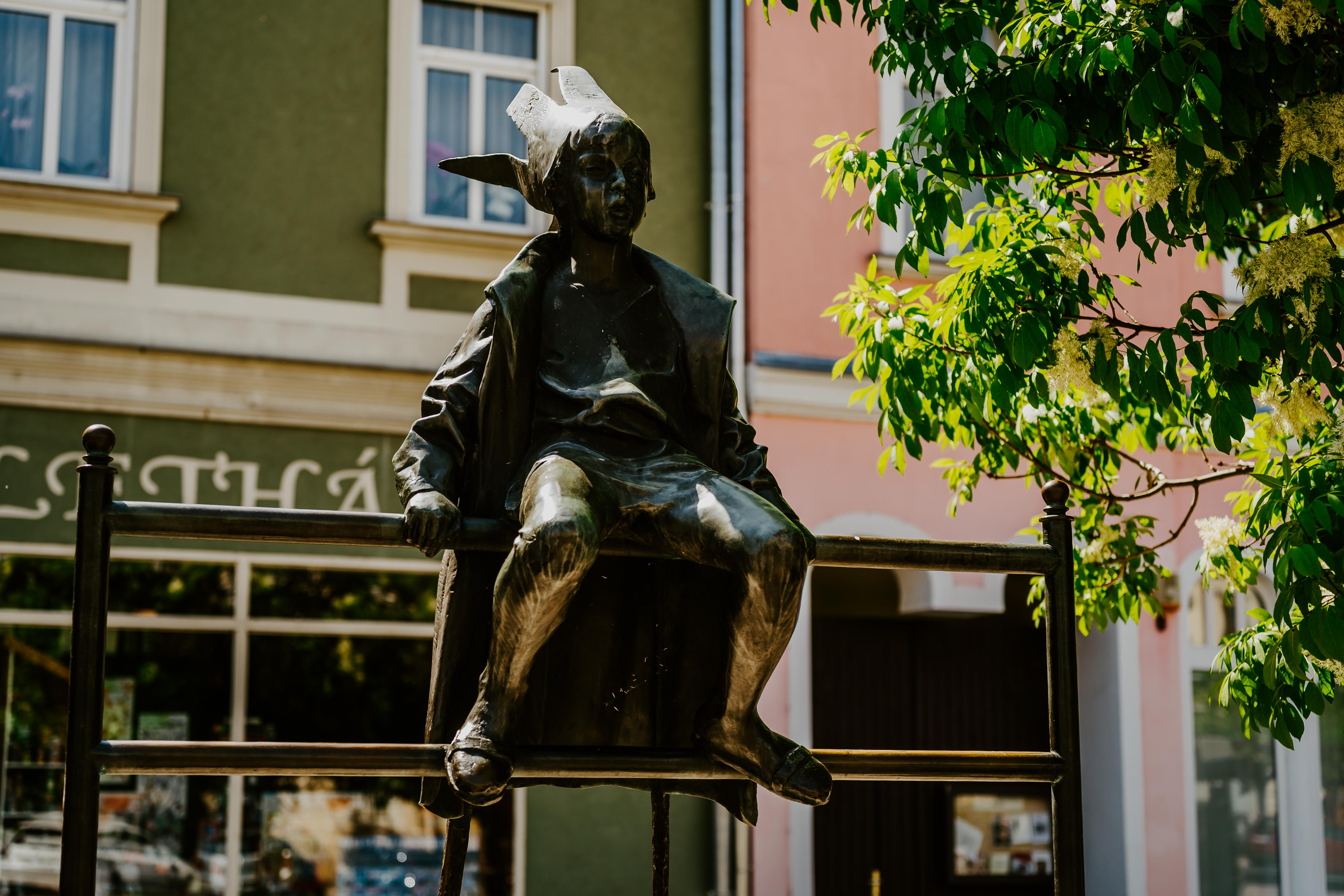 Mit keres Budapest híres szobra a Balatonnál? – Megnéztük Marton László szobrait Tapolcán