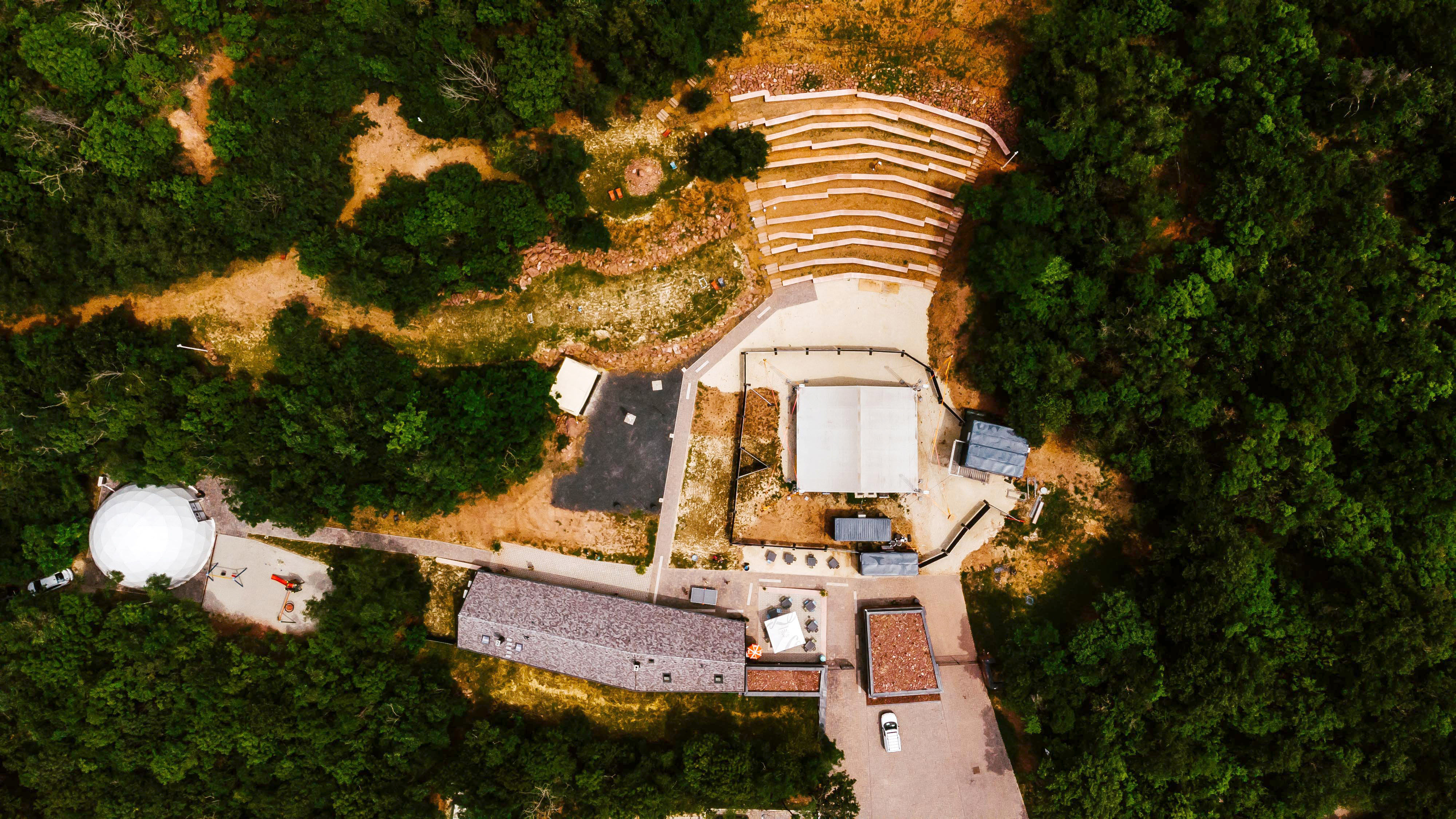 Sziklafalba vájt kulturális központ – Fotókon a megújult alsóörsi Amfiteátrum