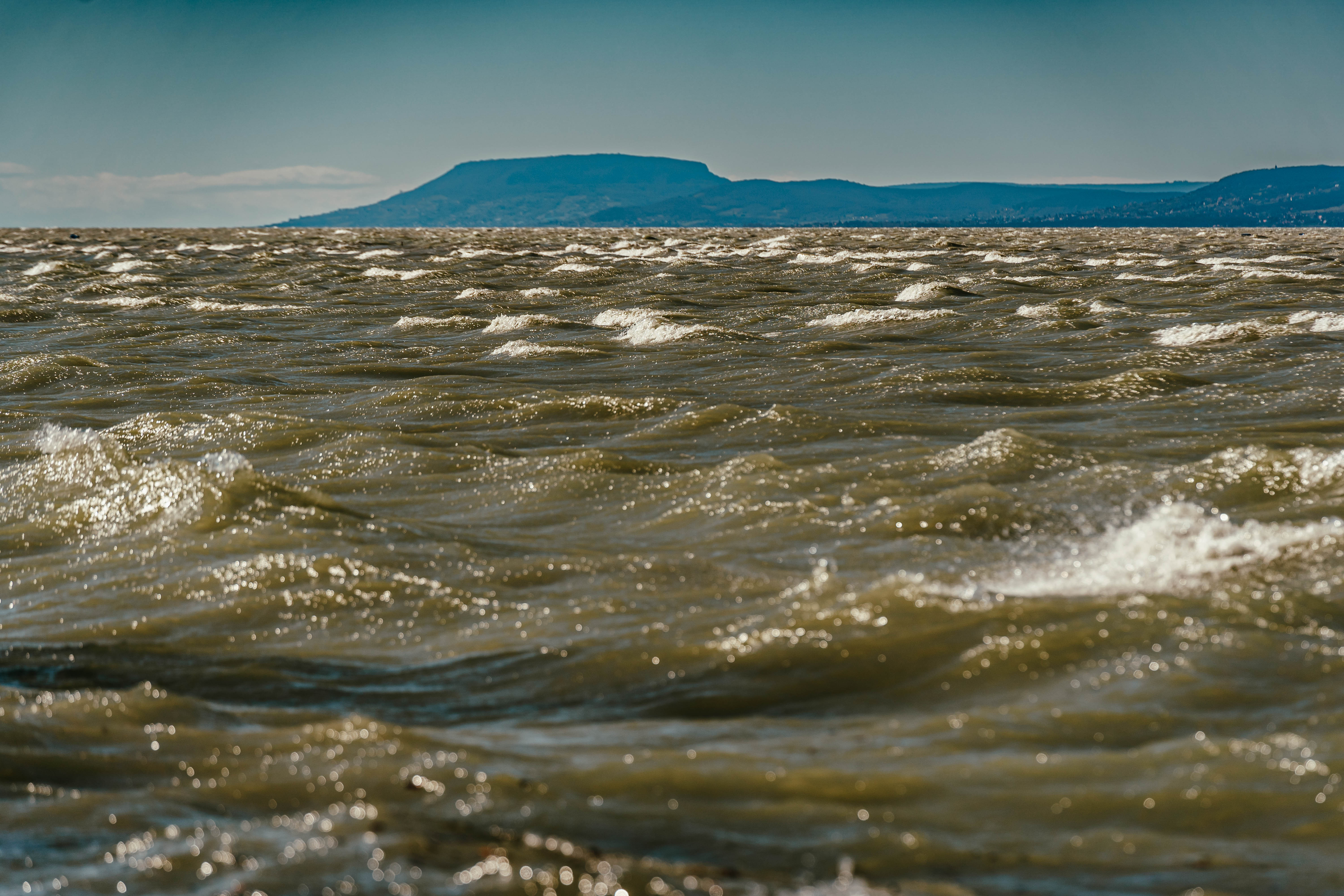 Tajtékzó hullámok – Fotókon, ahogyan a szél átfújta a Balatont