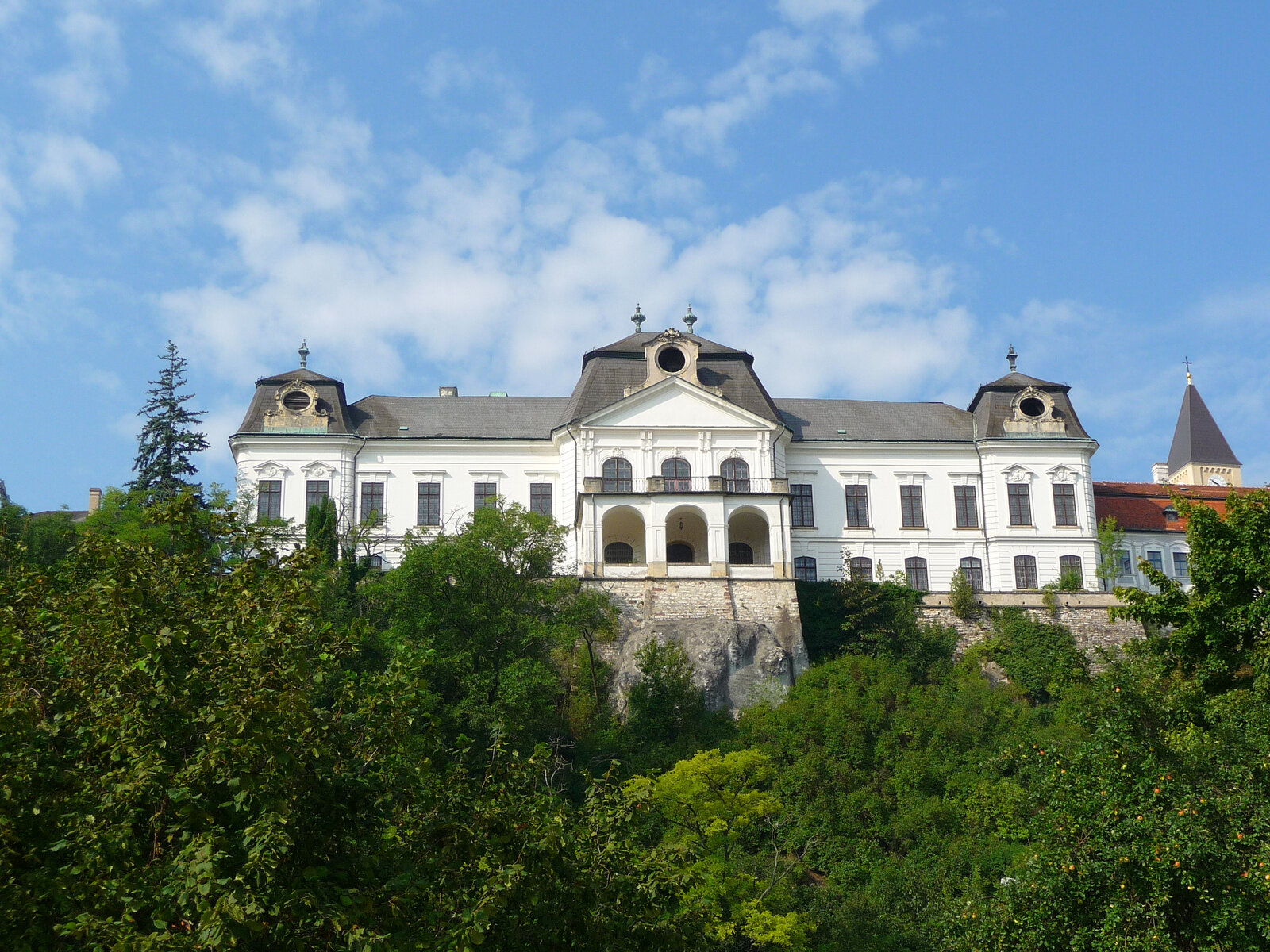 2018 közepére fejeződhet be a veszprémi érseki palota felújítása