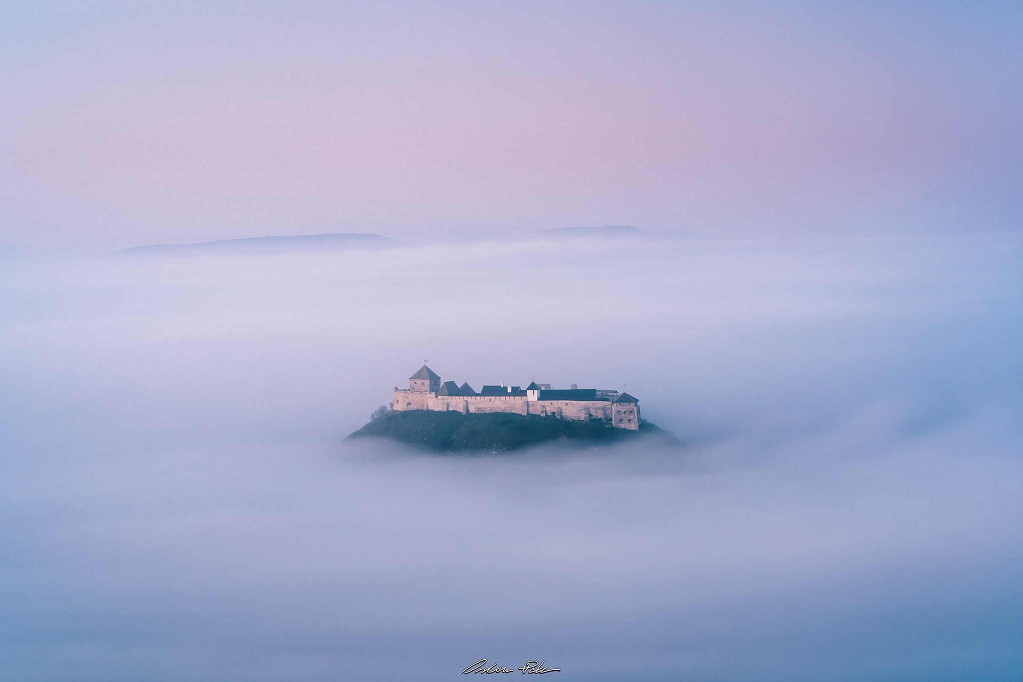 Lenyűgöző fotó készült a ködben úszó sümegi várról