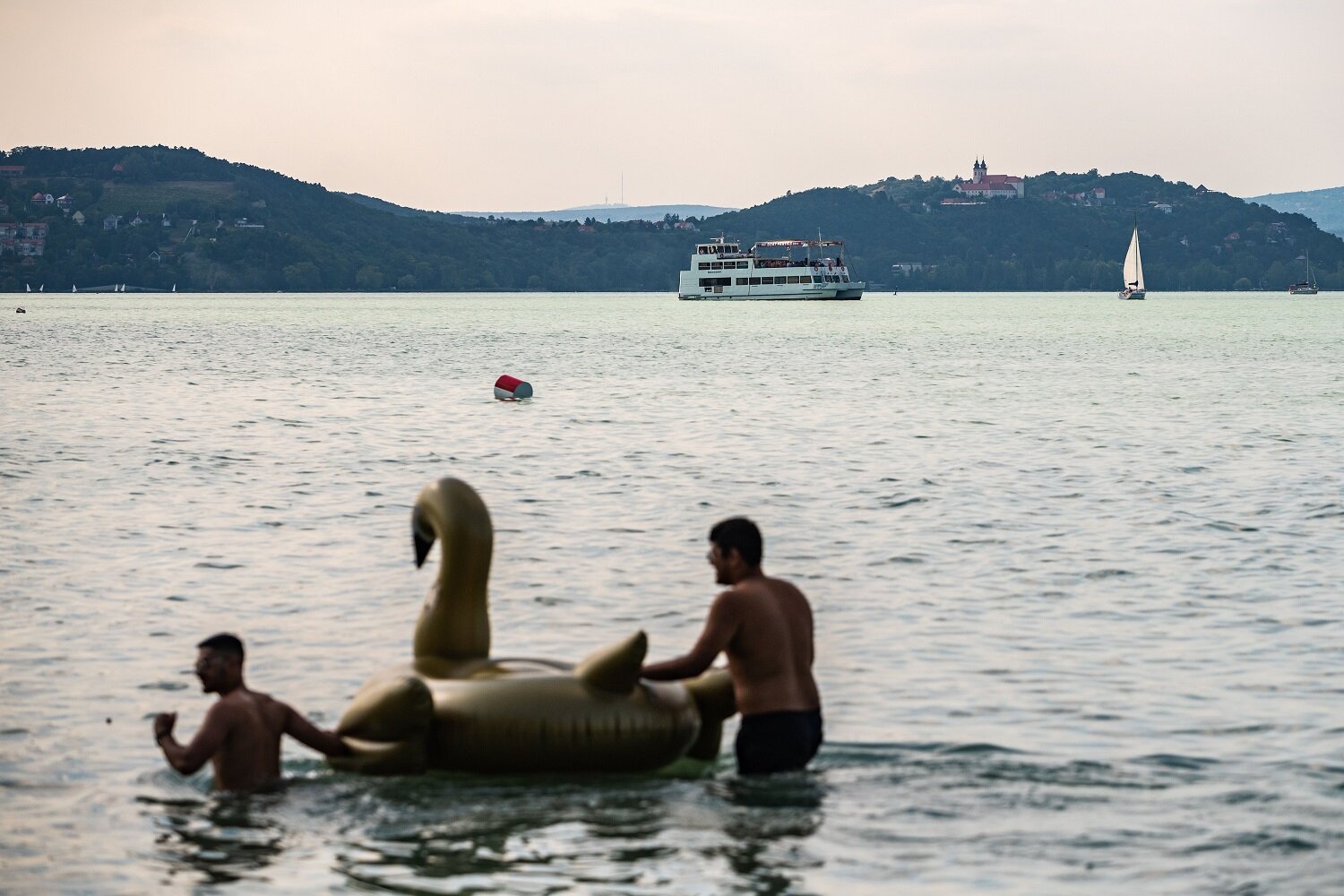 A gyógyszerektől és tóba kerülő napolajtól se kell félni a Balatonban