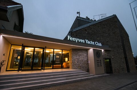 Fenyves Yacht Club és Kikötő