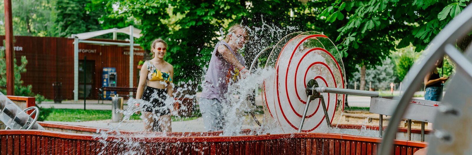 A vizes játszóterektől az óriáscsúszdákon át a balatoni legendákig – A gyerekek kedvencei a Balaton északi partján