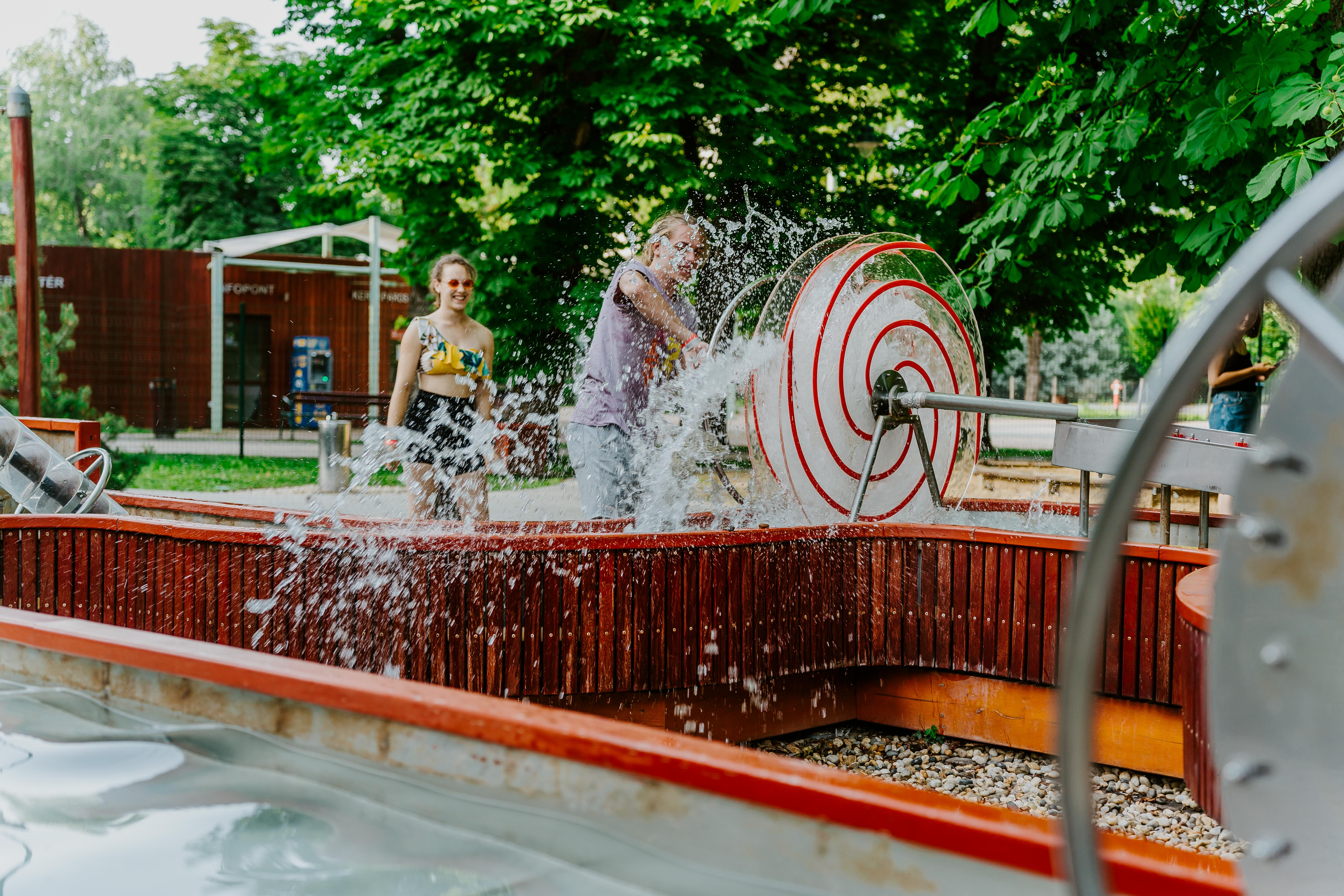 A vizes játszóterektől az óriáscsúszdákon át a balatoni legendákig – A gyerekek kedvencei a Balaton északi partján