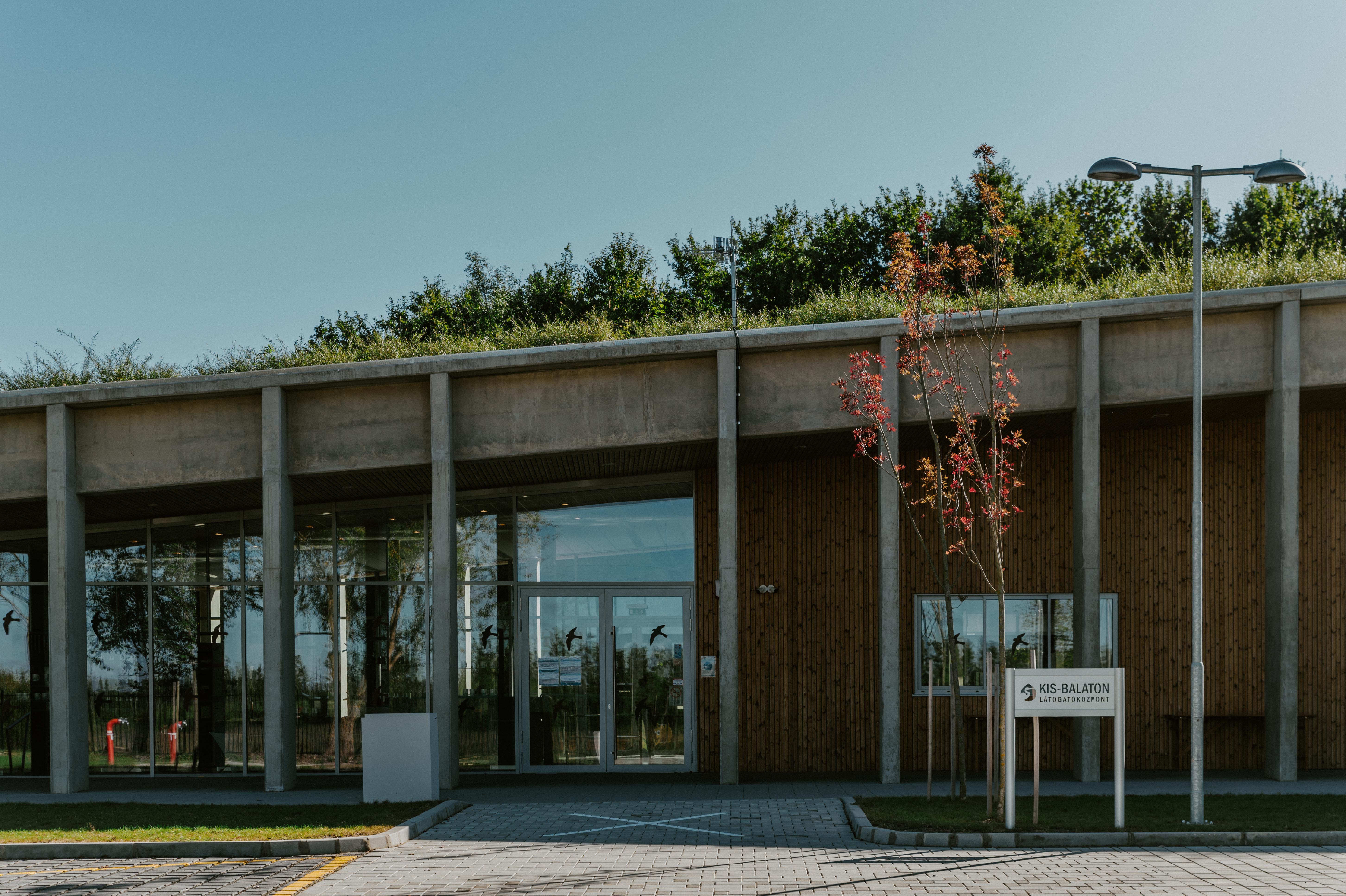 Felújított villa, modern látogatóközpont és egy minimalista faház is nyert díjat az Év Balatoni Háza pályázaton