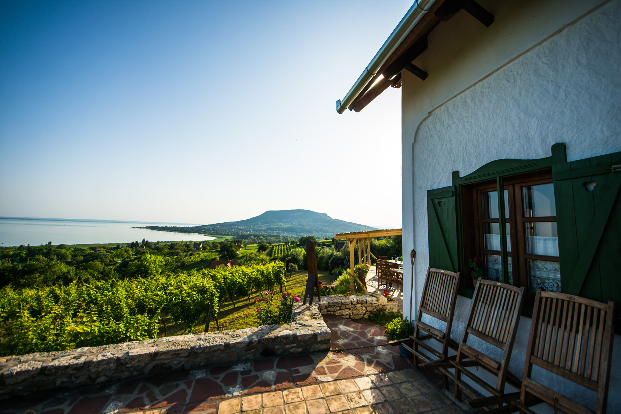 7 ház, 7 bor – Balatoni borászatok pazar szállásait ajánljuk a zimankóra