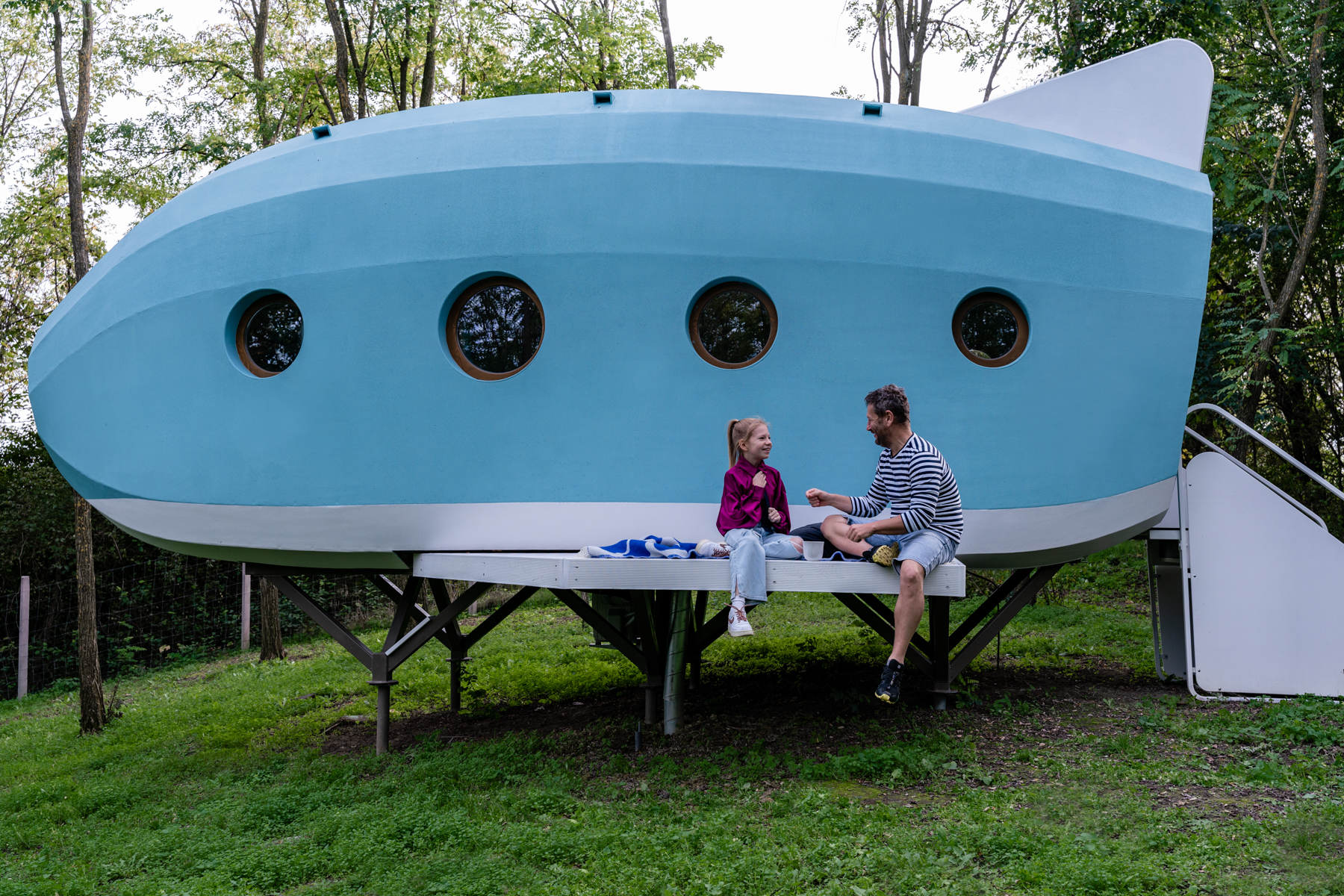 Repülőgép alakú kabint épített a Hello Wood a zalai dombok közé – Fotók