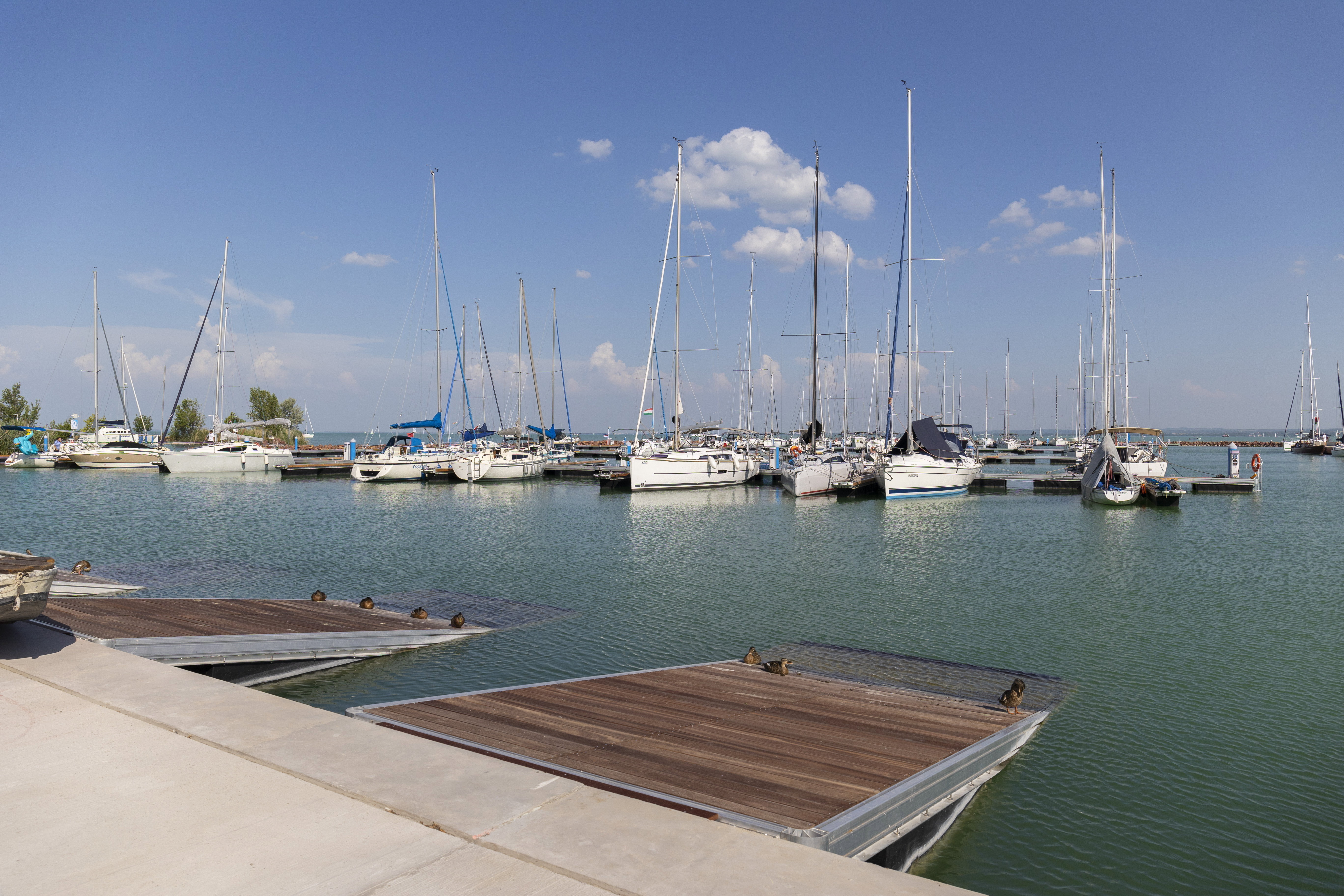 Új kikötőt kapott Balatonfüred, a hajózási főszezon is megkezdődött