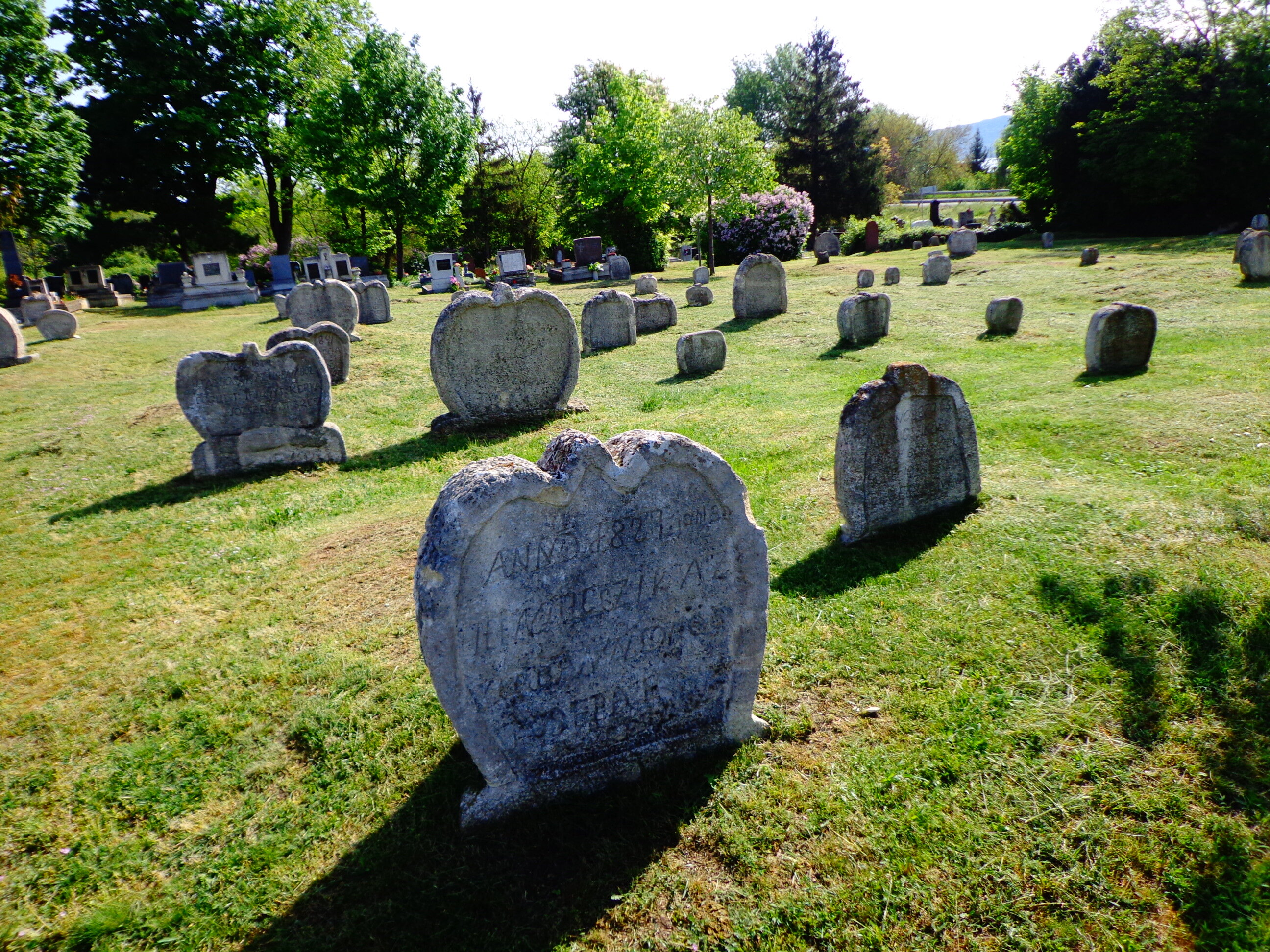 Szív alakú sírköveket hozott Udvariba a szerelmi bánat