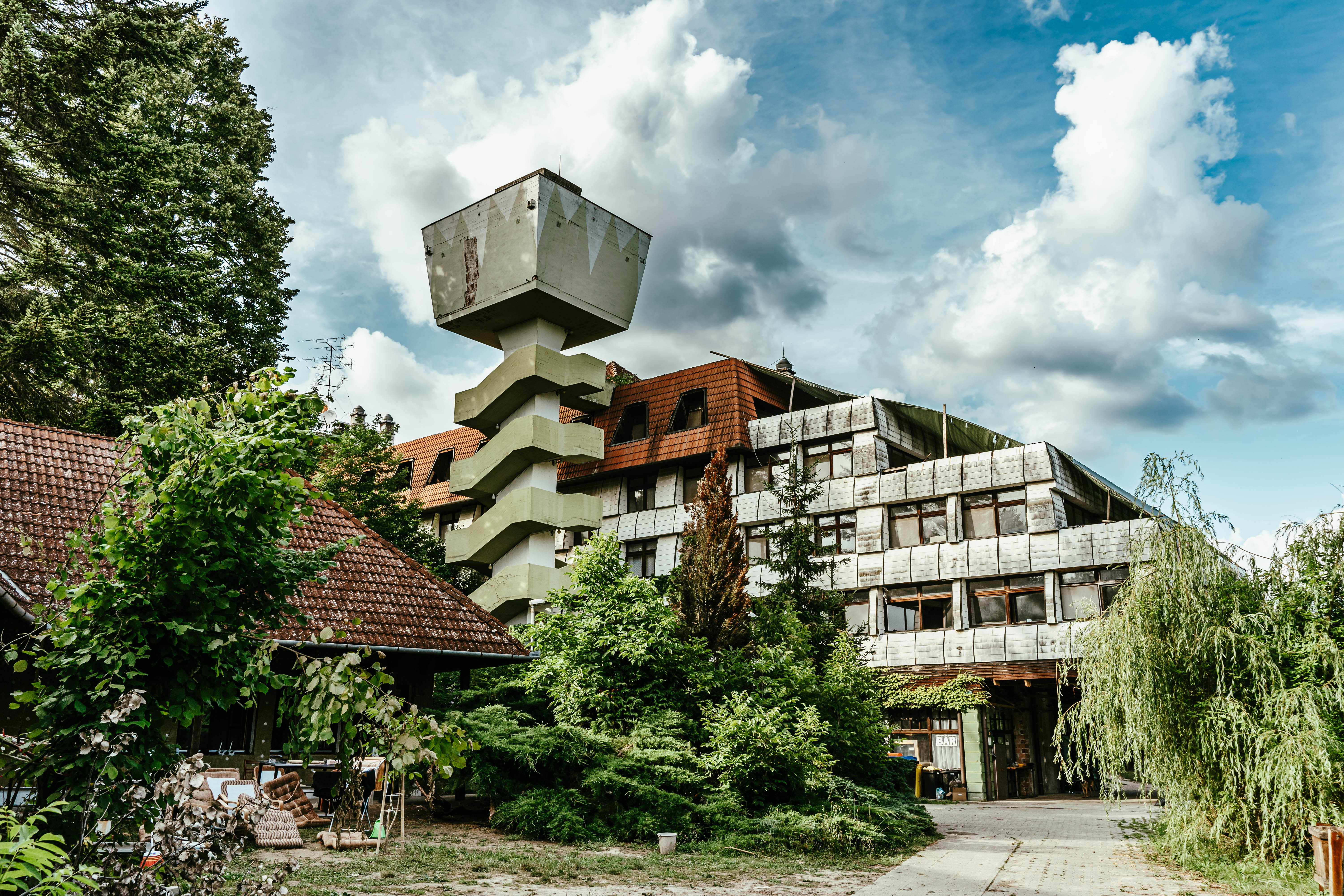Brutalista betonhotel és mesebeli tó a Balaton déli partjának közelében