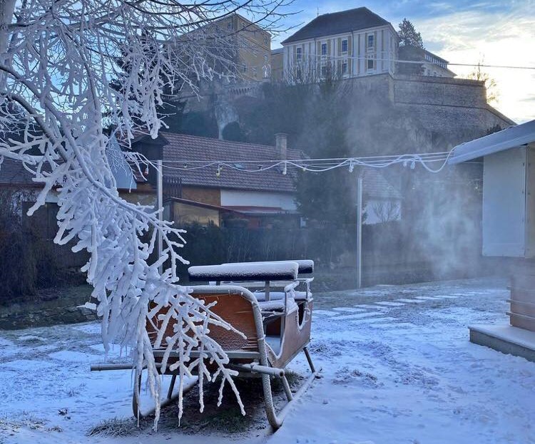 Így havazott be Veszprém, de csak egy terasznyi területen