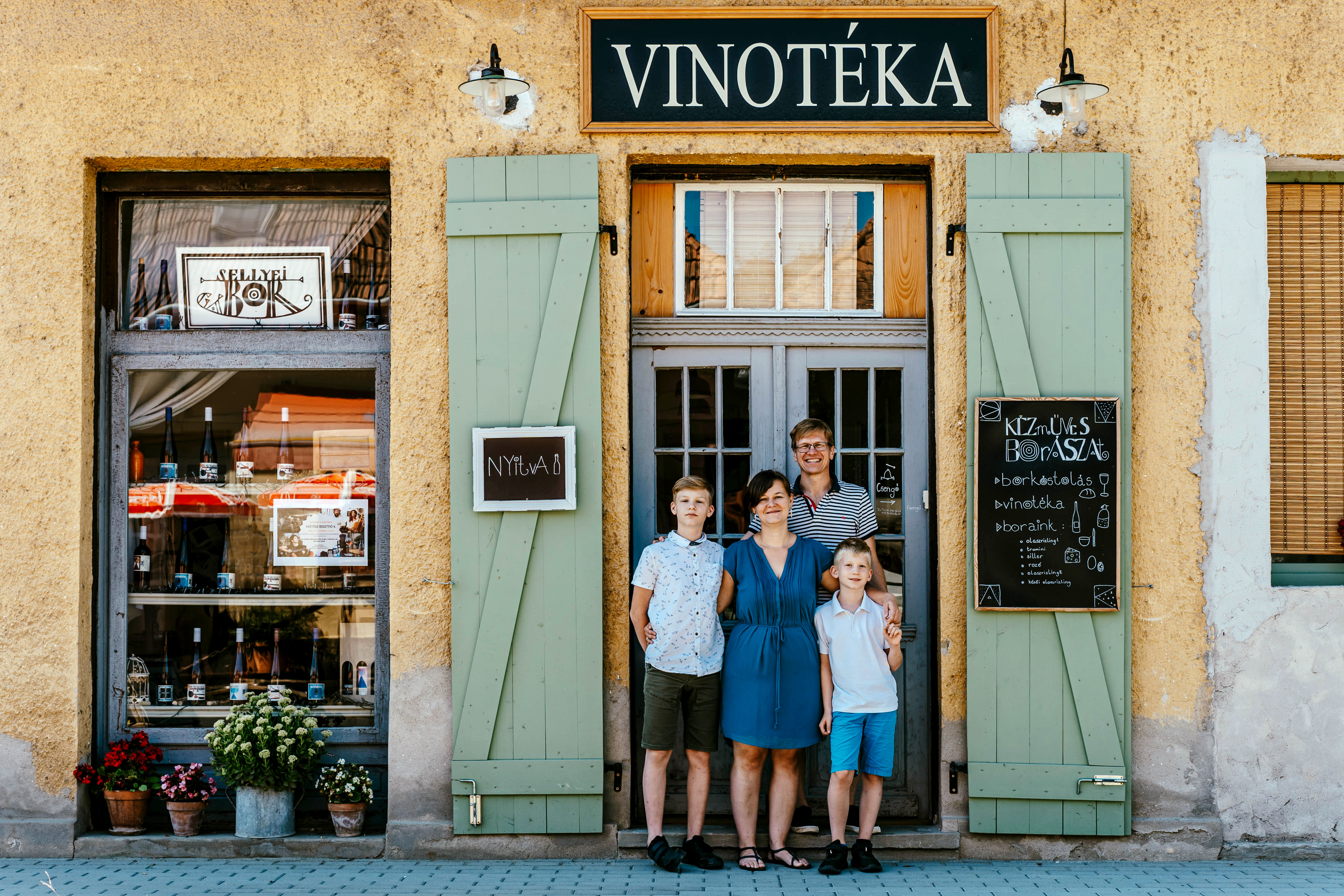 Szatócsboltból varázslatos vinotéka – Megnéztük a Sellyei család kézműves borászatát