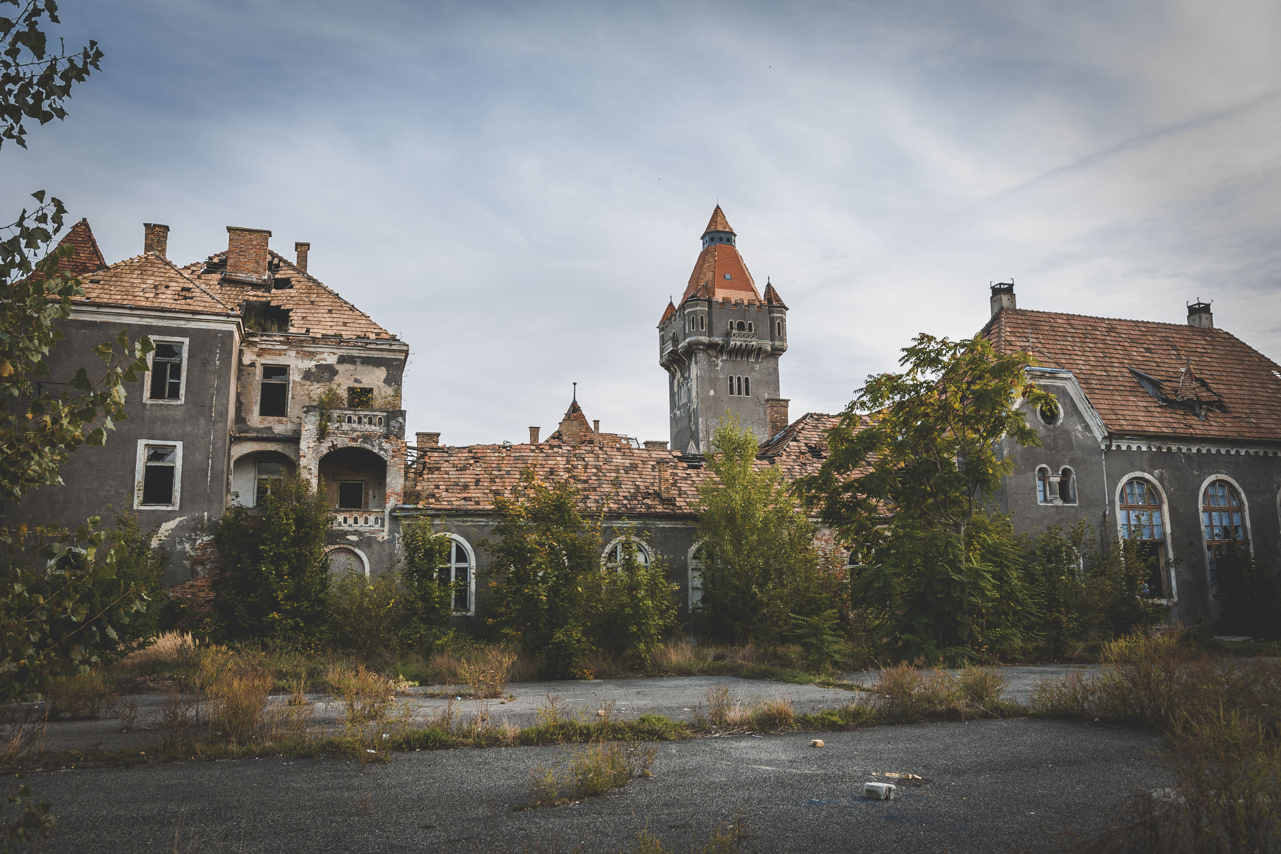 A szellemvárostól a pusztuló brutalista hotelig – Elhagyatott helyek a Balaton környékén