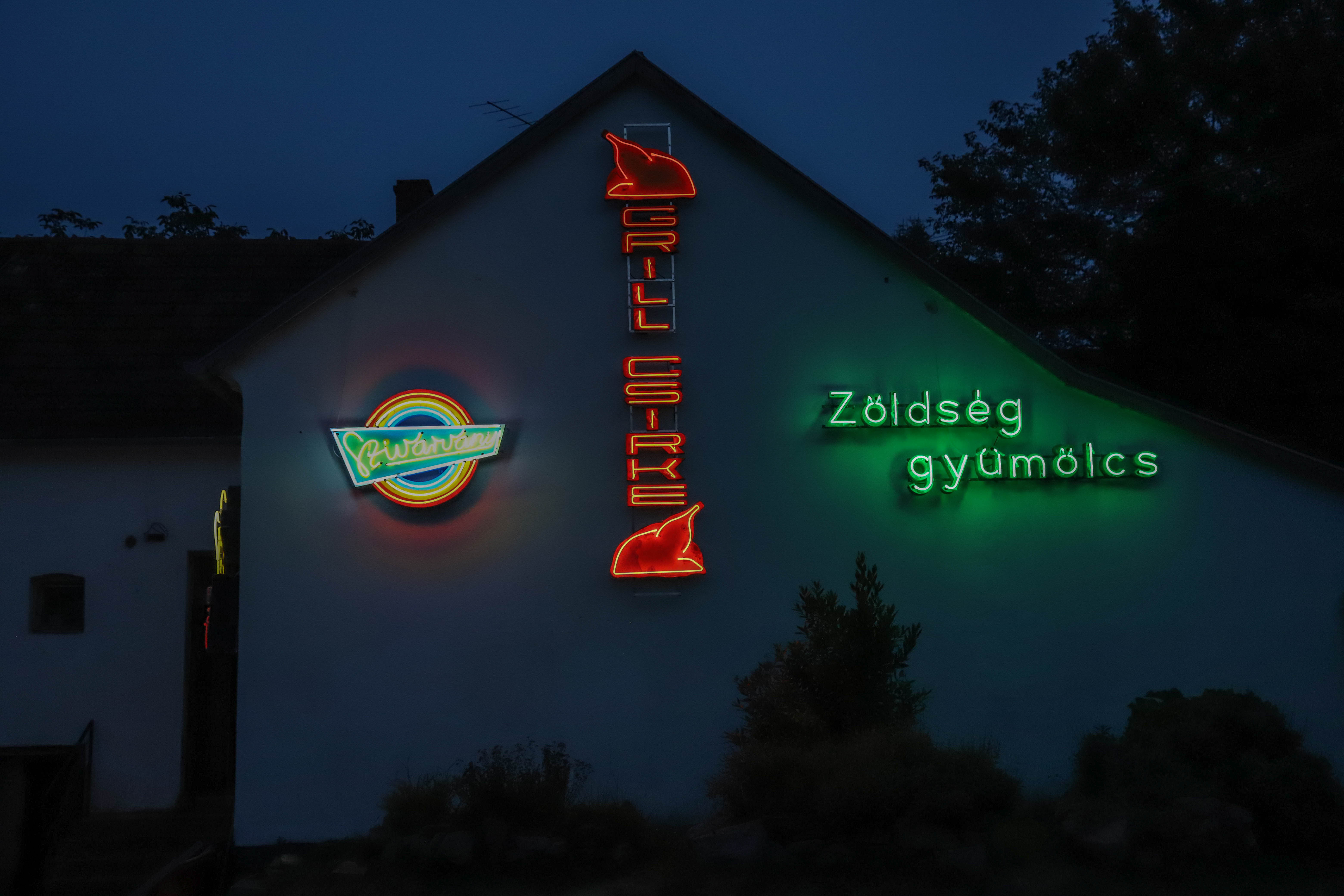 Megmentett neonokból nyílik szabadtéri múzeum a Káli-medencében