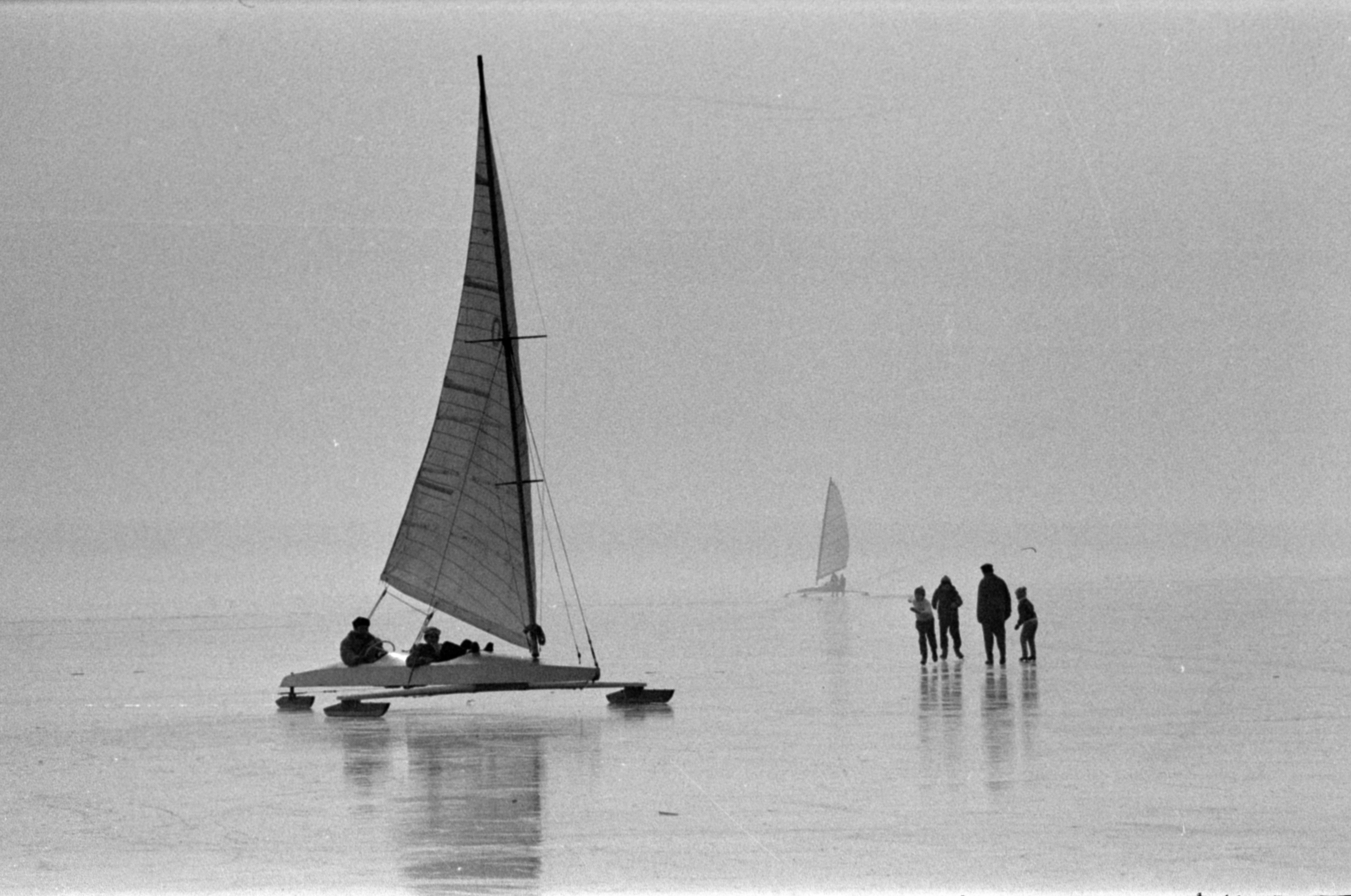 „És onnantól nem volt menőbb téli sport a Balatonon” – Csaknem 150 éves hagyomány a jégvitorlázás