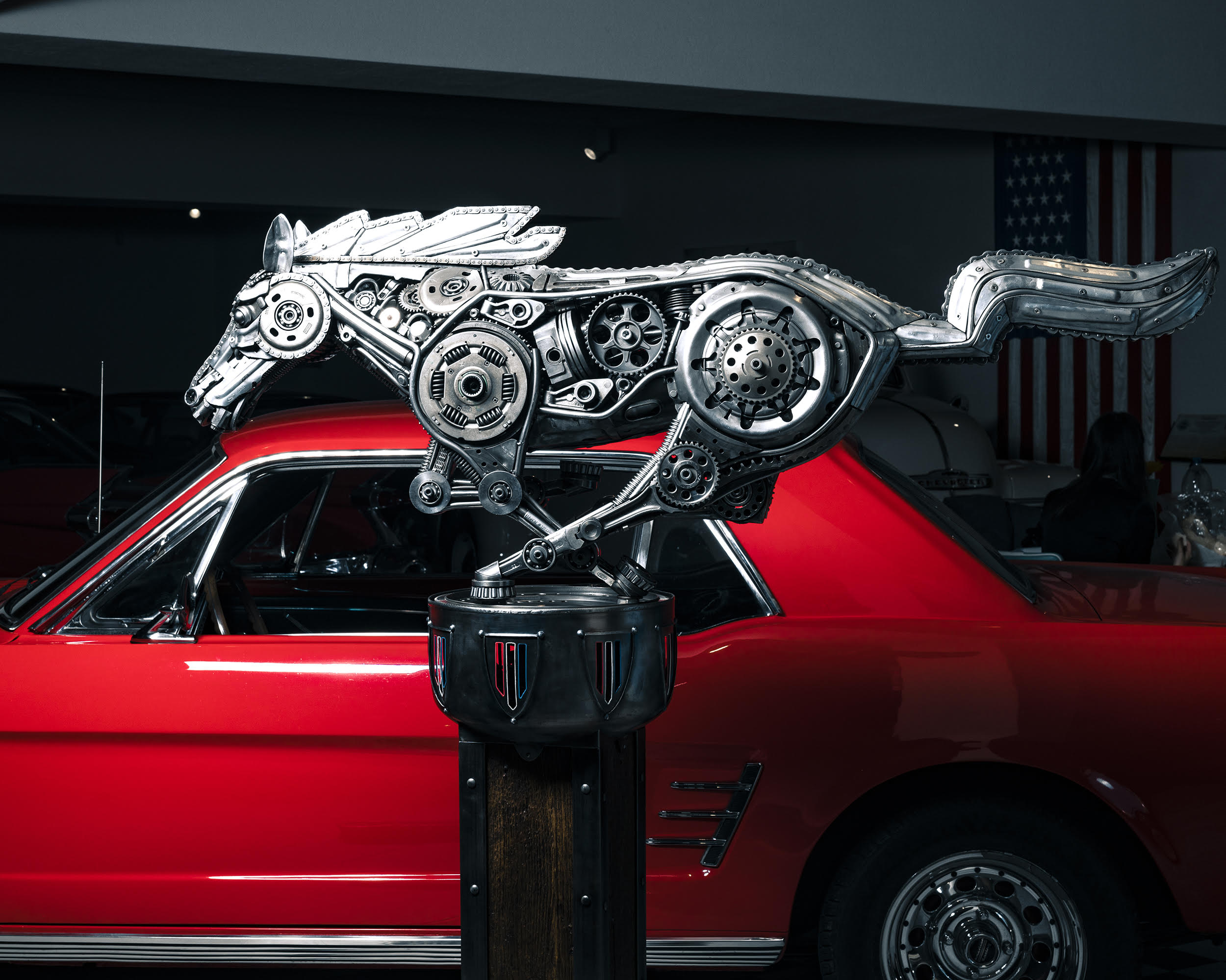 Másfél méteres, Mustang logót ábrázoló szobor került a dörgicsei autómúzeumba