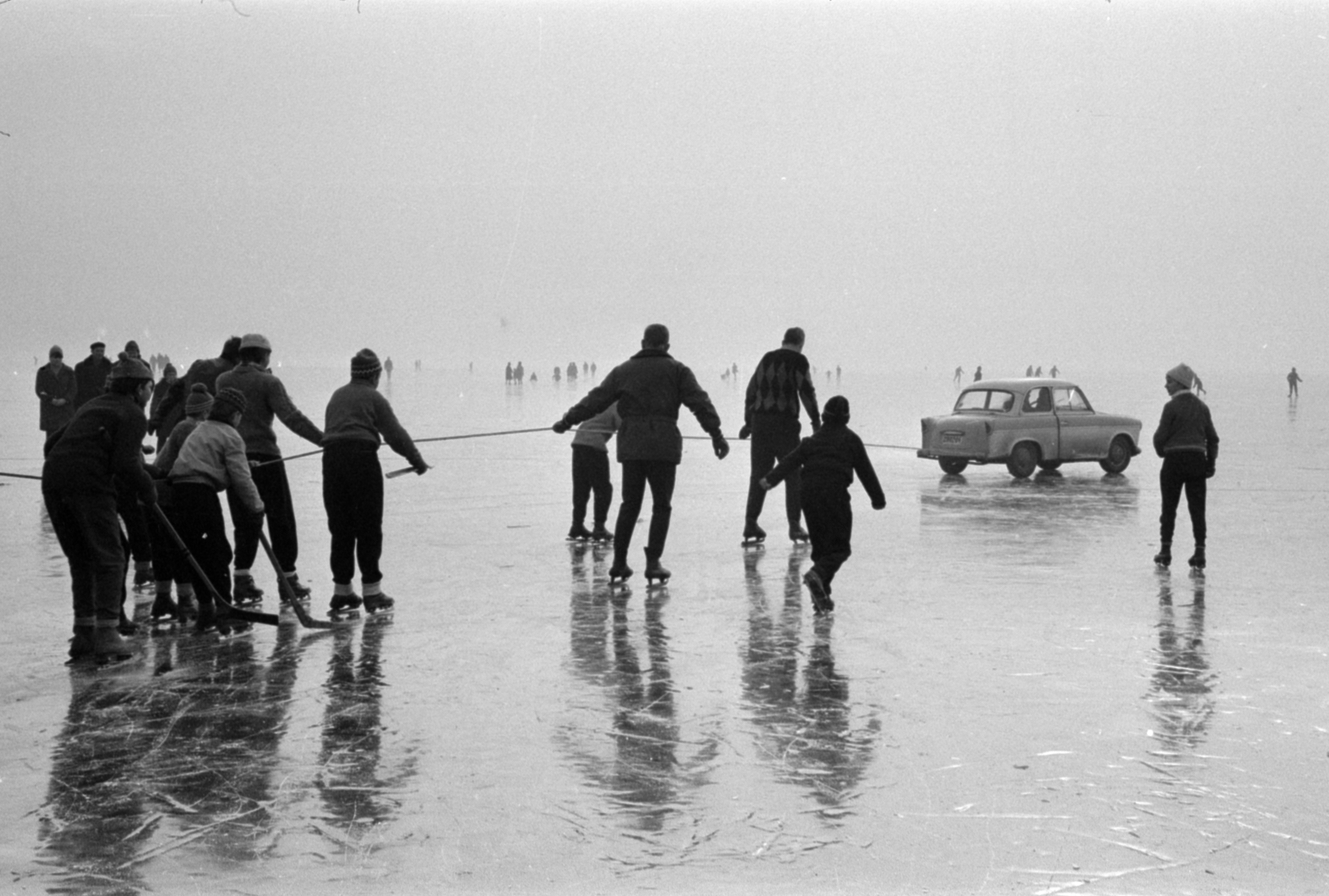 Bajvívás, vitorlás és Trabi a jégen: ilyenek voltak régen a balatoni telek