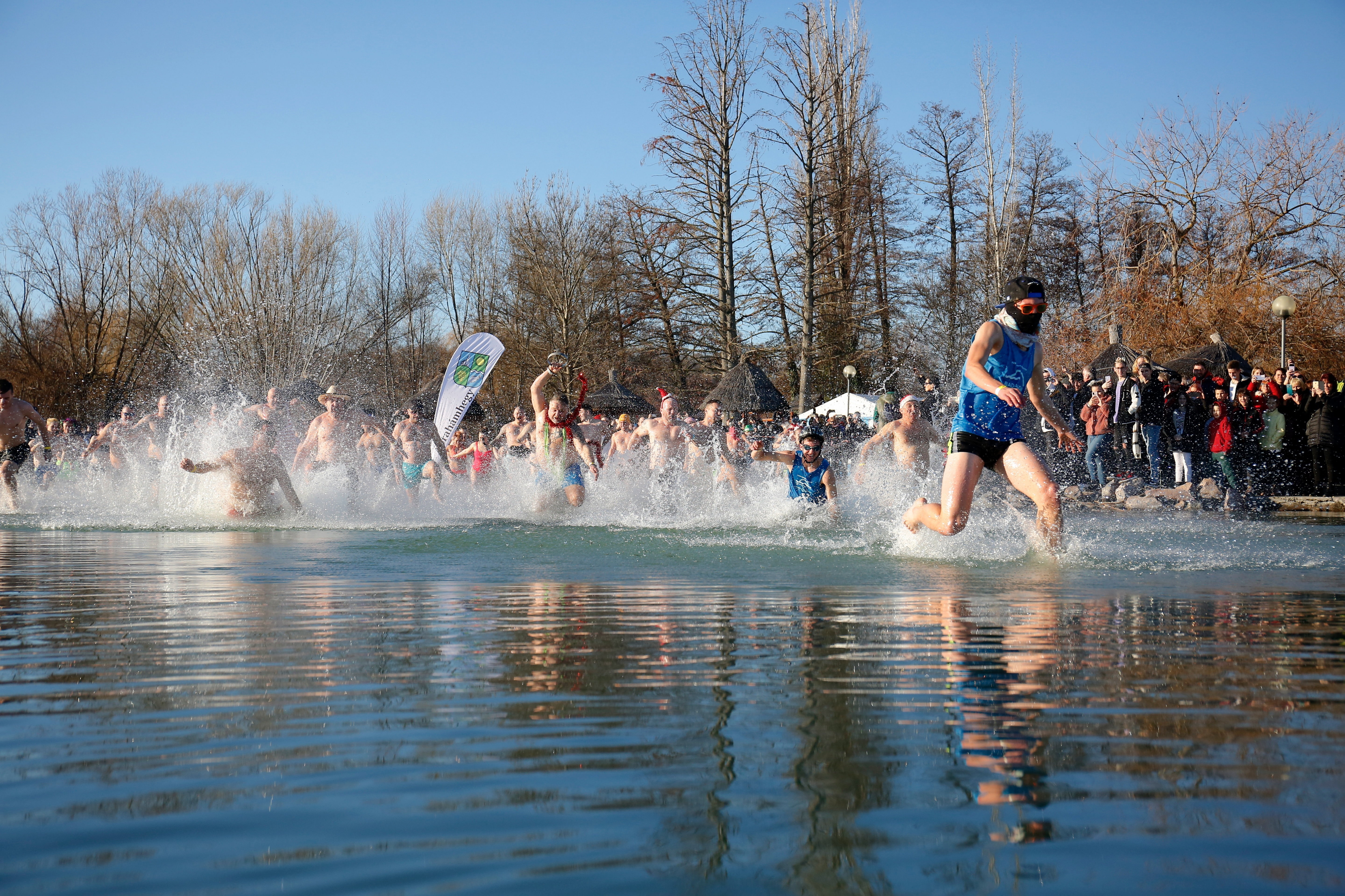 A Balaton a fürdőzőké lesz ezen a hétvégén: Téli átúszást és tavaszköszöntő csobbanást is szerveznek