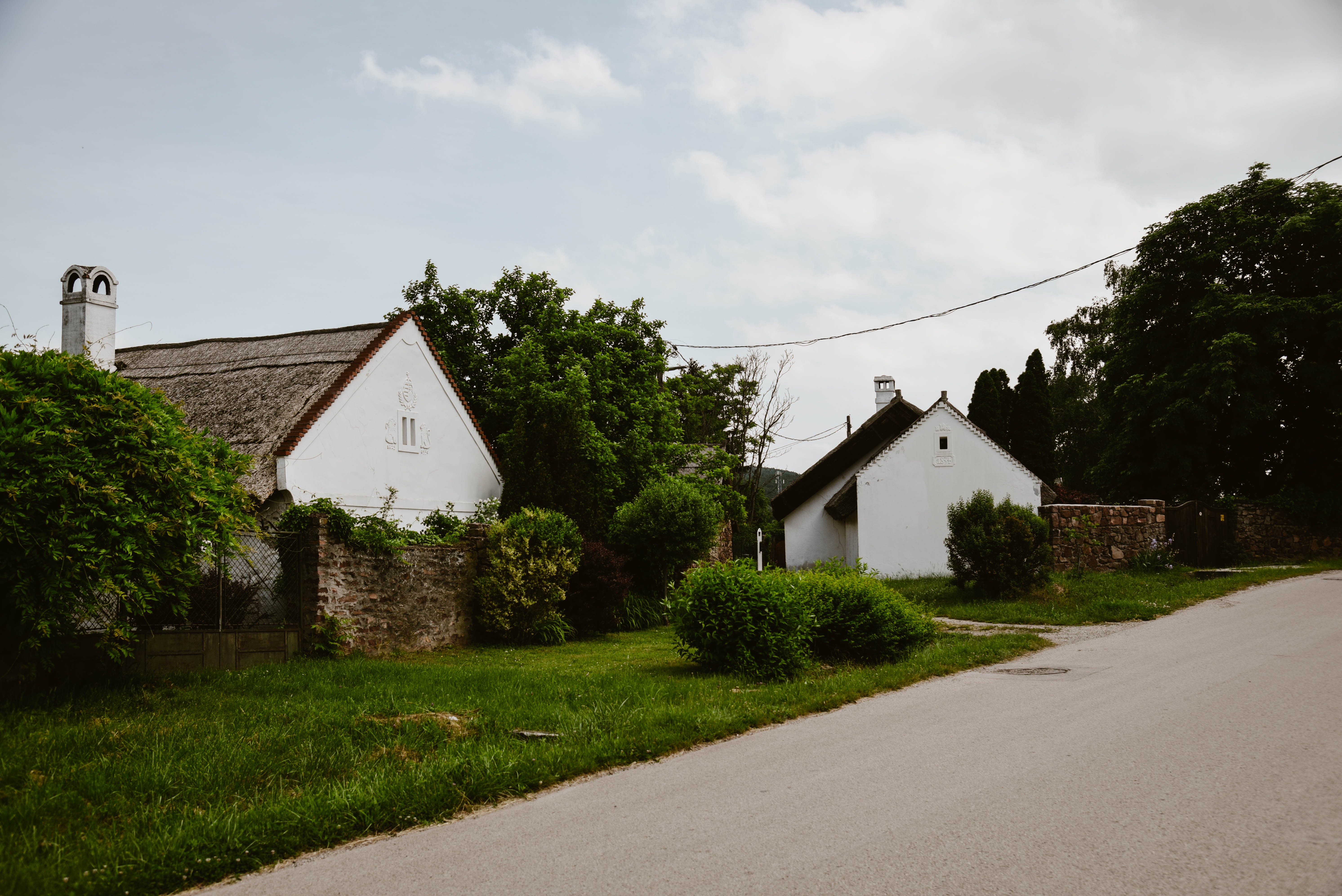 Az egyetlen Káli-medencei falu, aminek Balaton-partja és zsinagógája is van – Képgaléria Kővágóörsről