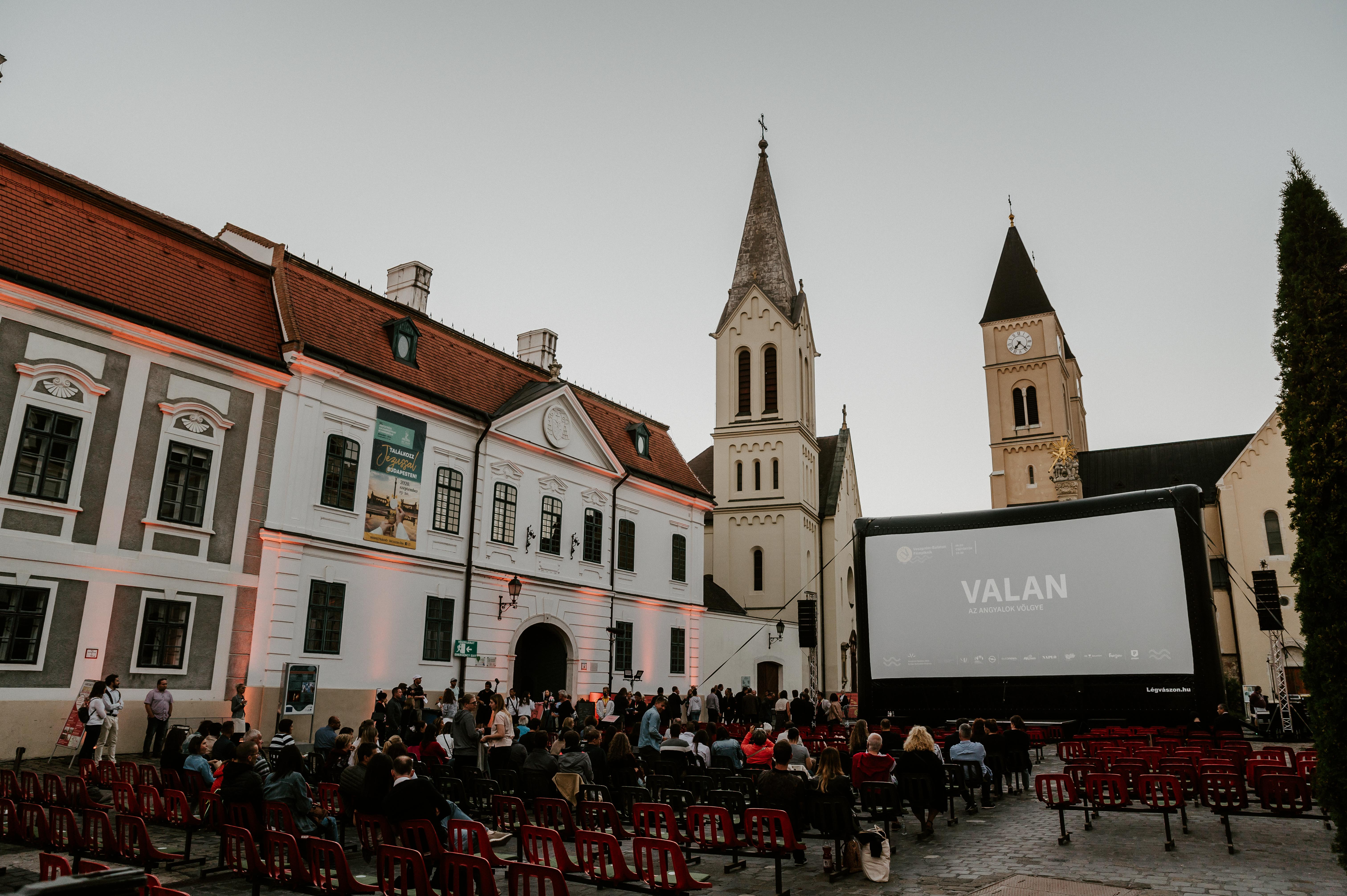 Szabadtéri vetítésekkel jön júniusban a Magyar Mozgókép Fesztivál – Veszprémben, Balatonfüreden és Balatonalmádiban is lesznek programok
