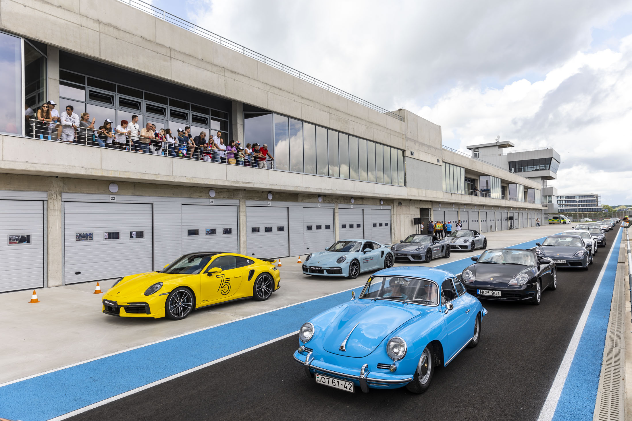 A Porsche születésnapján megnéztük az új, Forma–1-re is alkalmas balatoni autóverseny-pályát