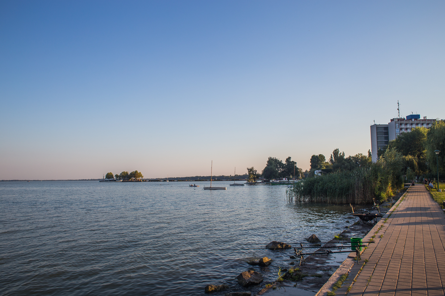 Heti híradó: Új kikötőt adnak át Balatonfüreden, Keszthelyen hétvégente a parton is kötelező a maszkviselés