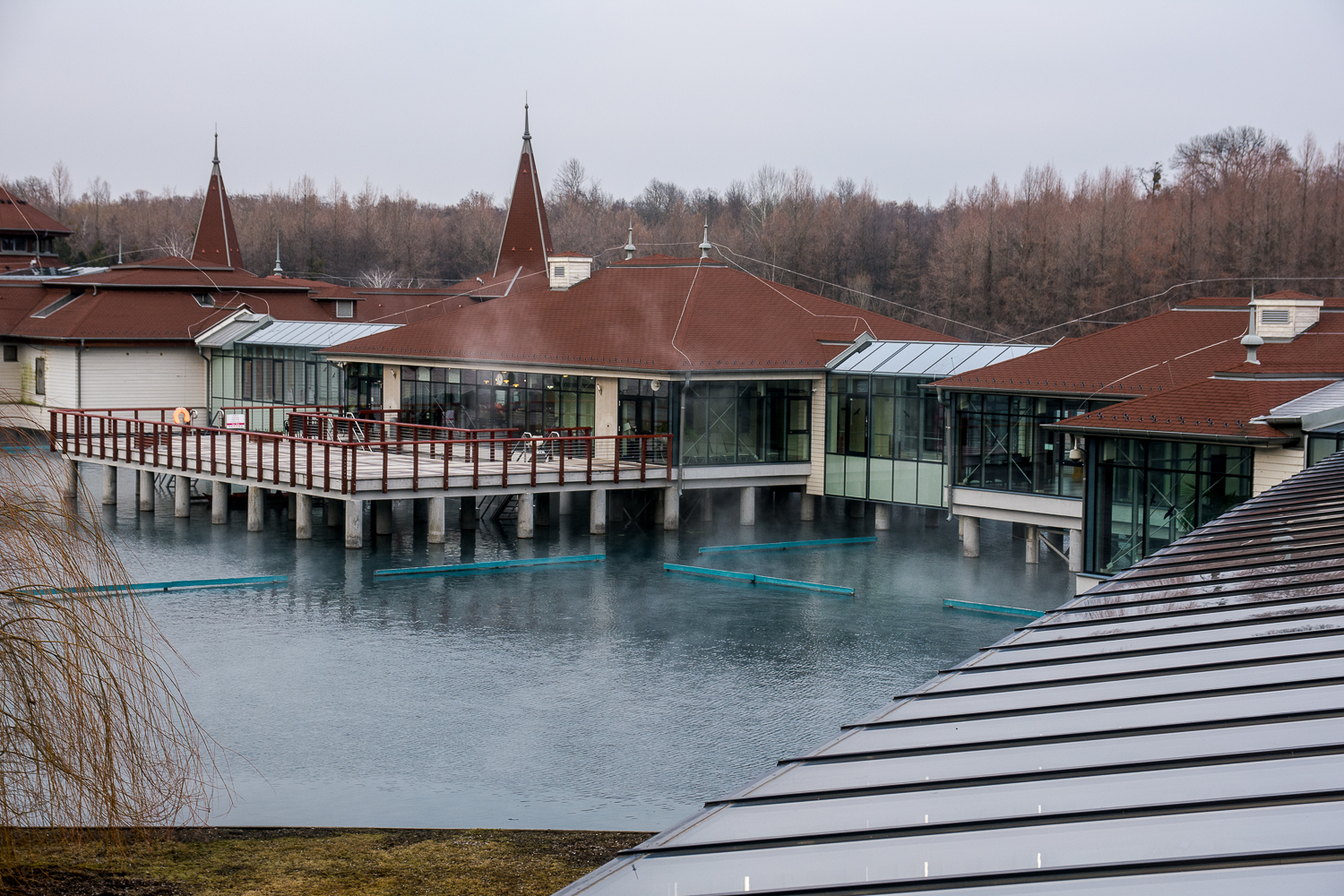 A Hévízi-tó a legjobb európai fürdők között: A harmadik helyet kapta a Lonely Planet válogatásában