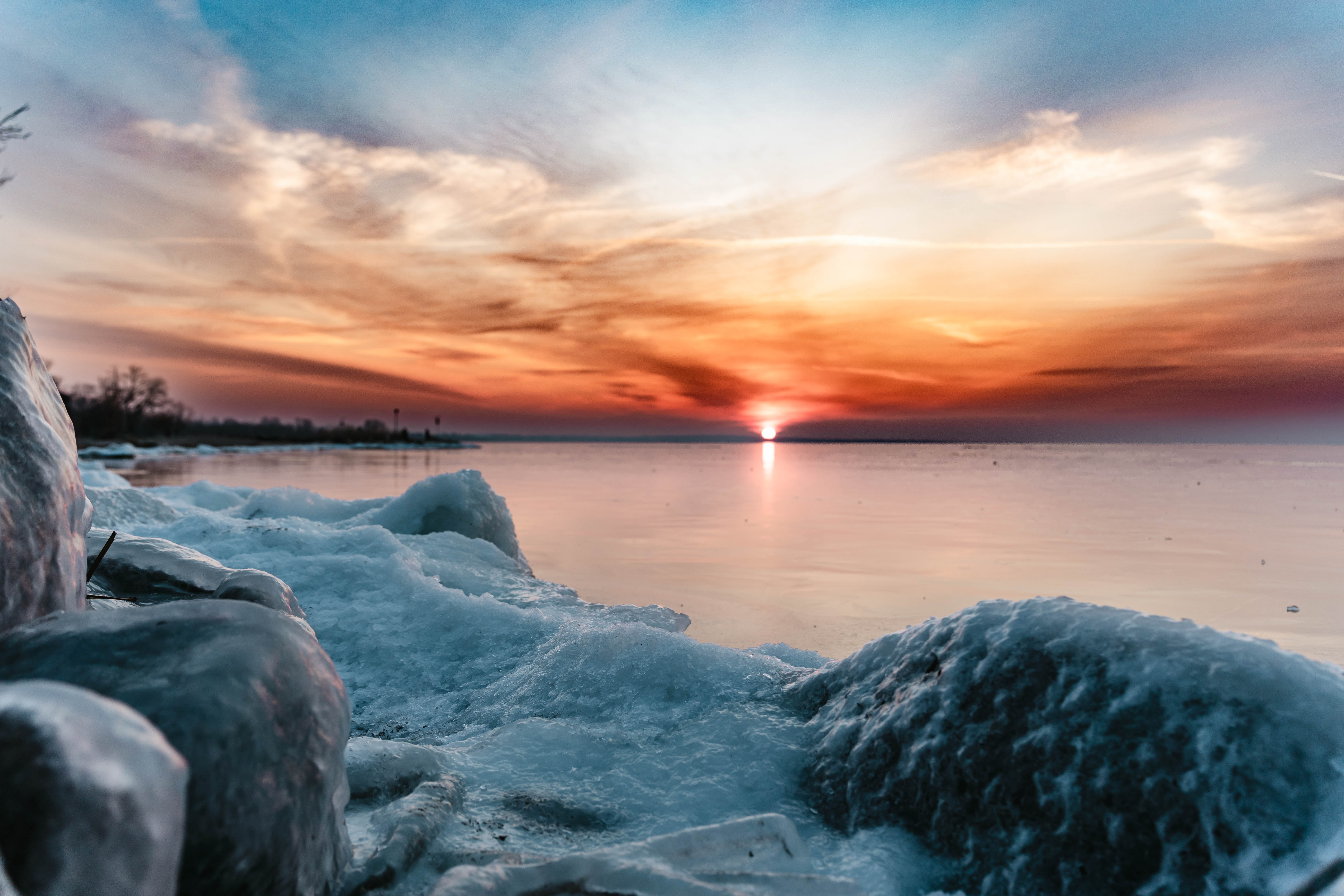 Jégszilánkon csillanó fény – Elkaptuk a befagyott Balaton mögött lebukó nap utolsó sugarait