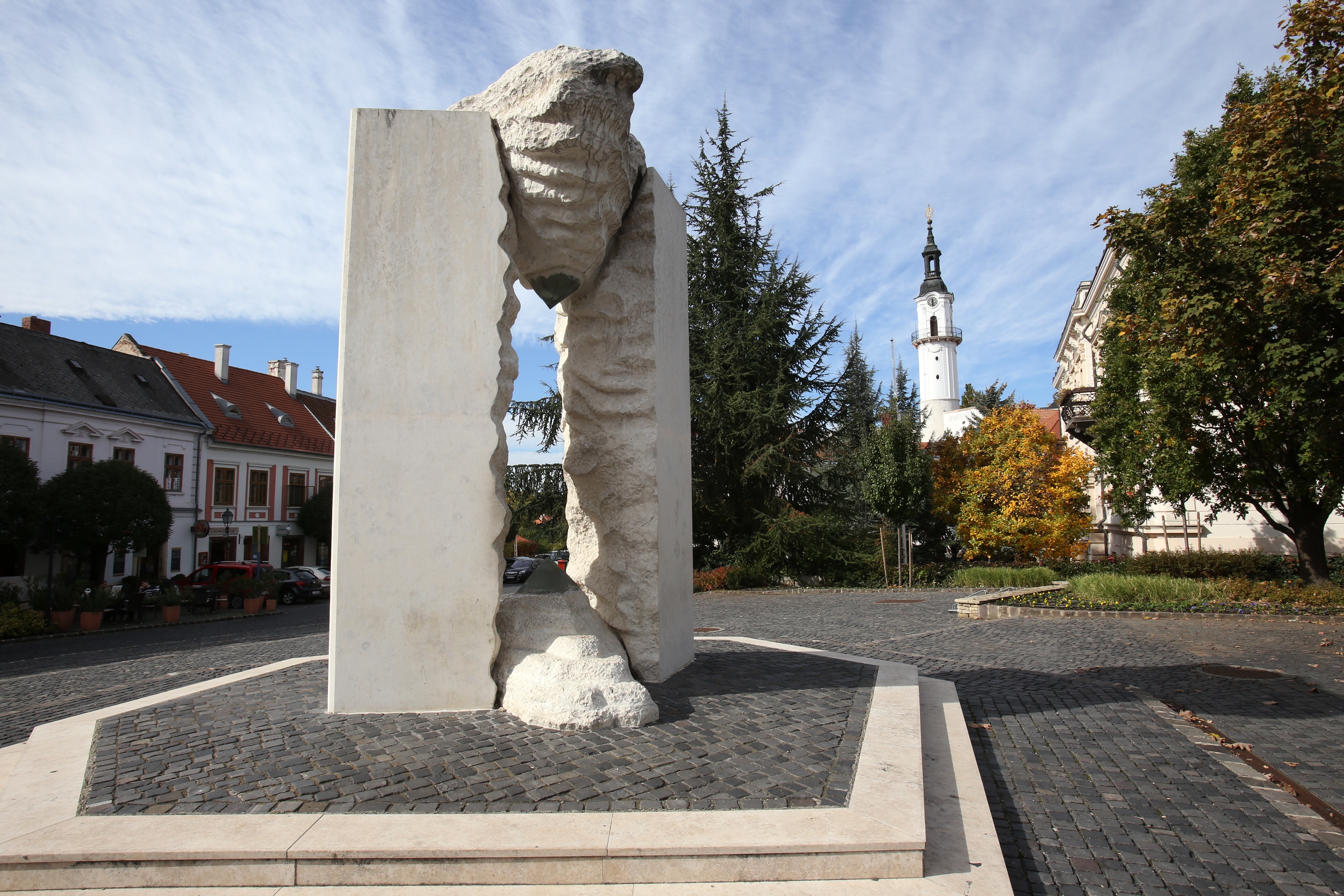 Elszállították az Óváros térről Veszprém meghatározó szobrát 