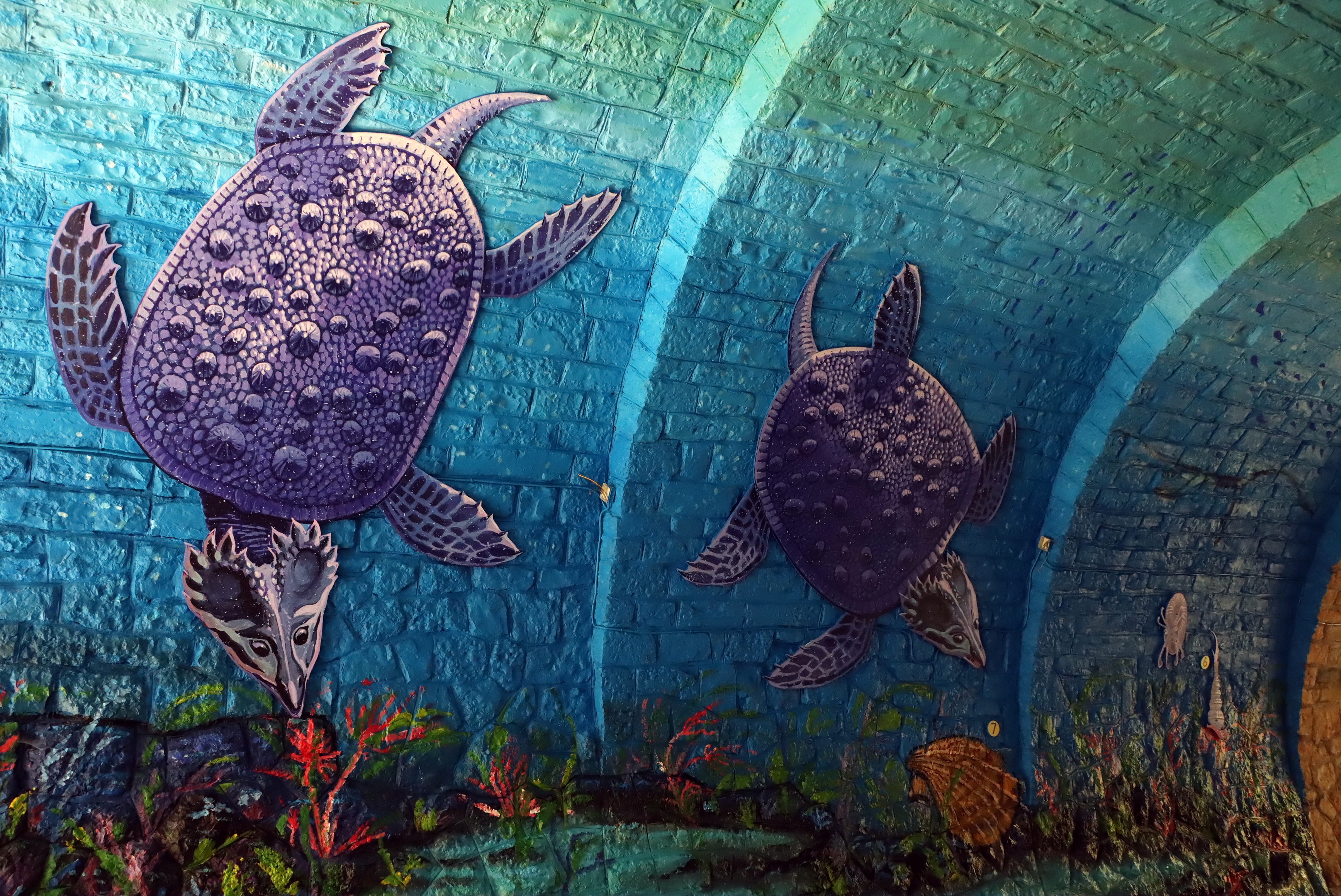 Újabb izgalmas falfestmény a Balatonnál: A veszprémi viadukt alagútjába festettek óriás akváriumot
