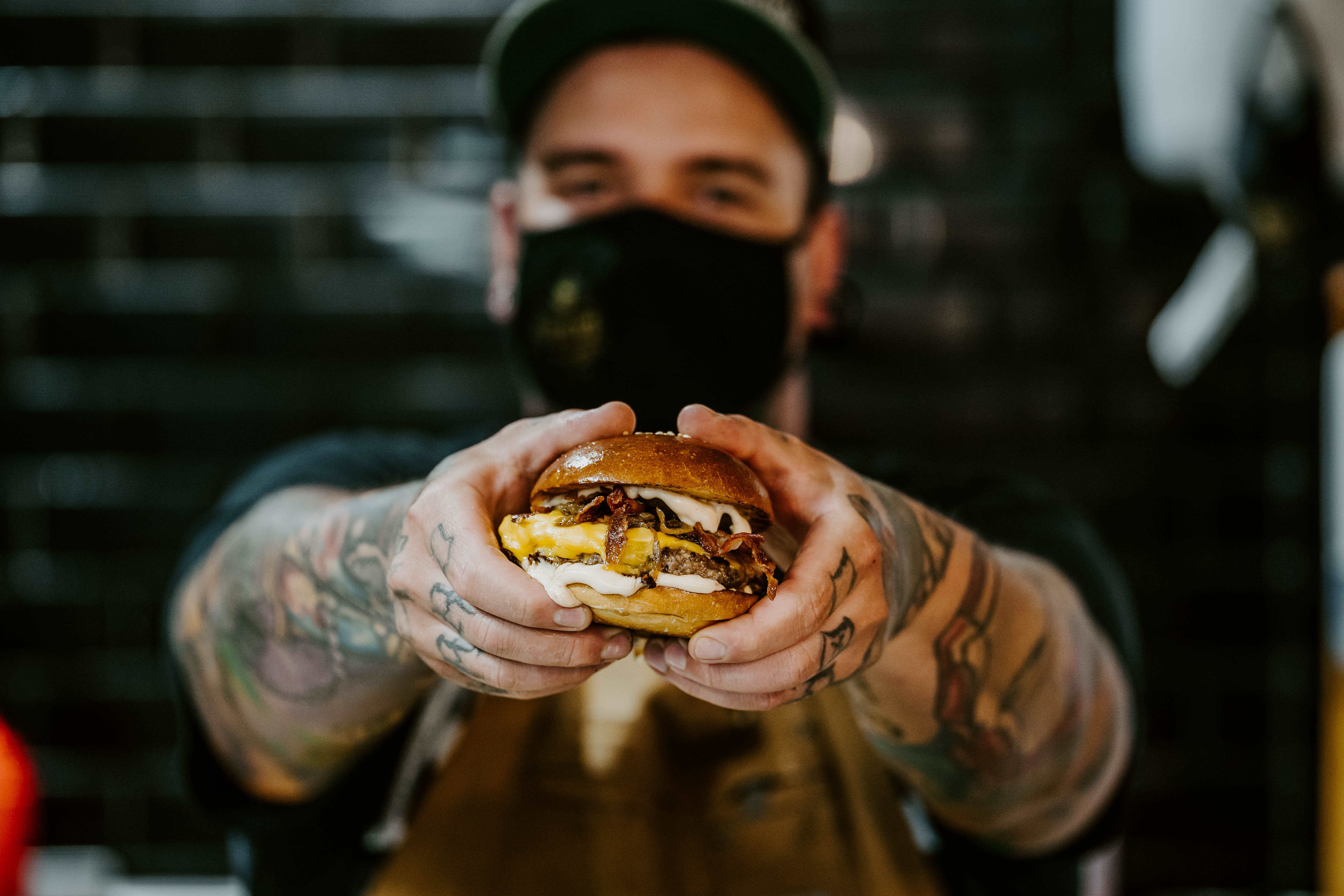 A hely, ahol hardcore punkra készül a tépett malachúsos burger – Teszteltük a Bitang Burgert