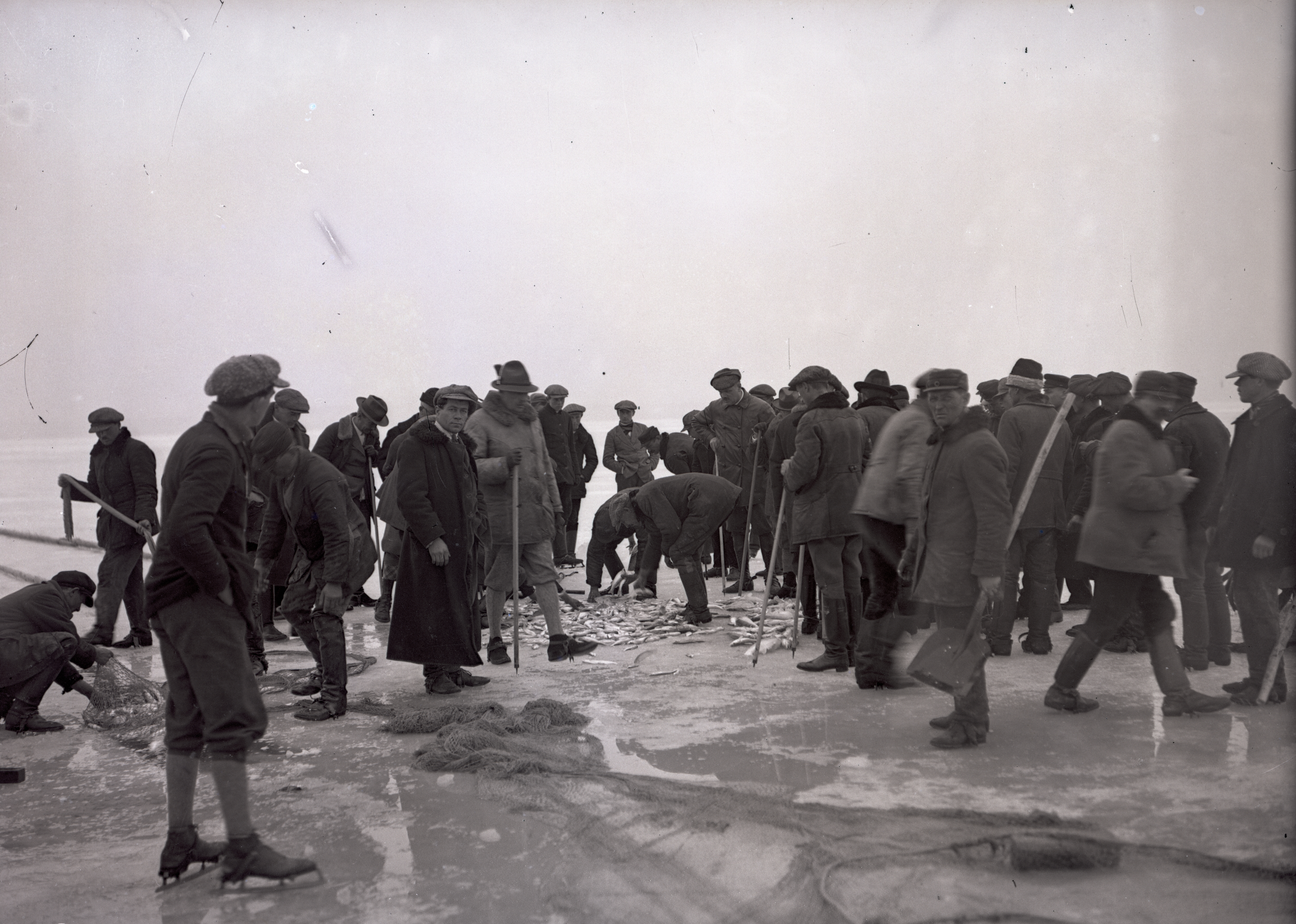 Csontig hatoló hideg, csapatmunka és életveszély – Ilyen volt a balatoni jéghalászat