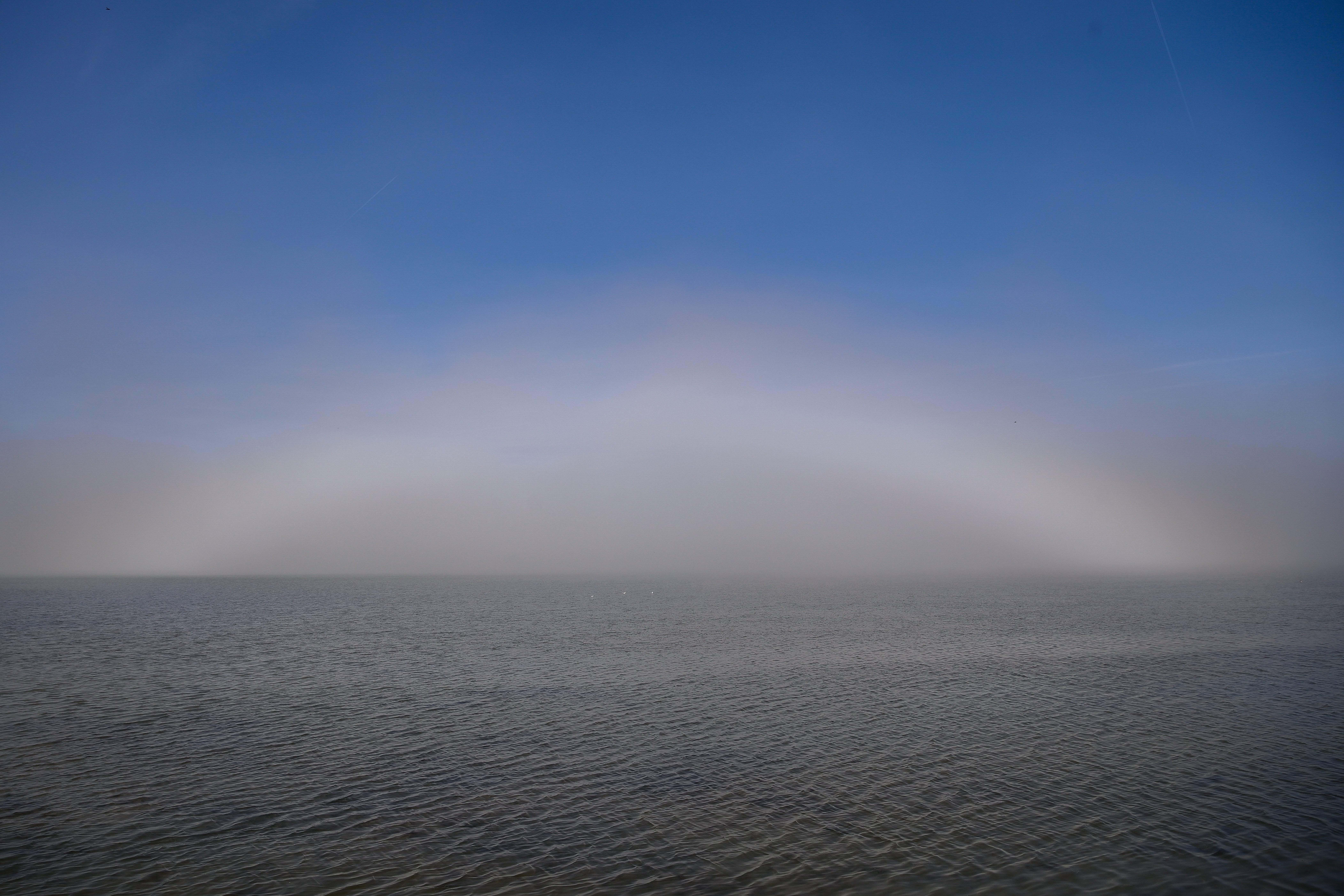 Végtelennek látszó Balaton, felette hatalmas ködív – Fotó egy különleges őszi reggelről a tónál
