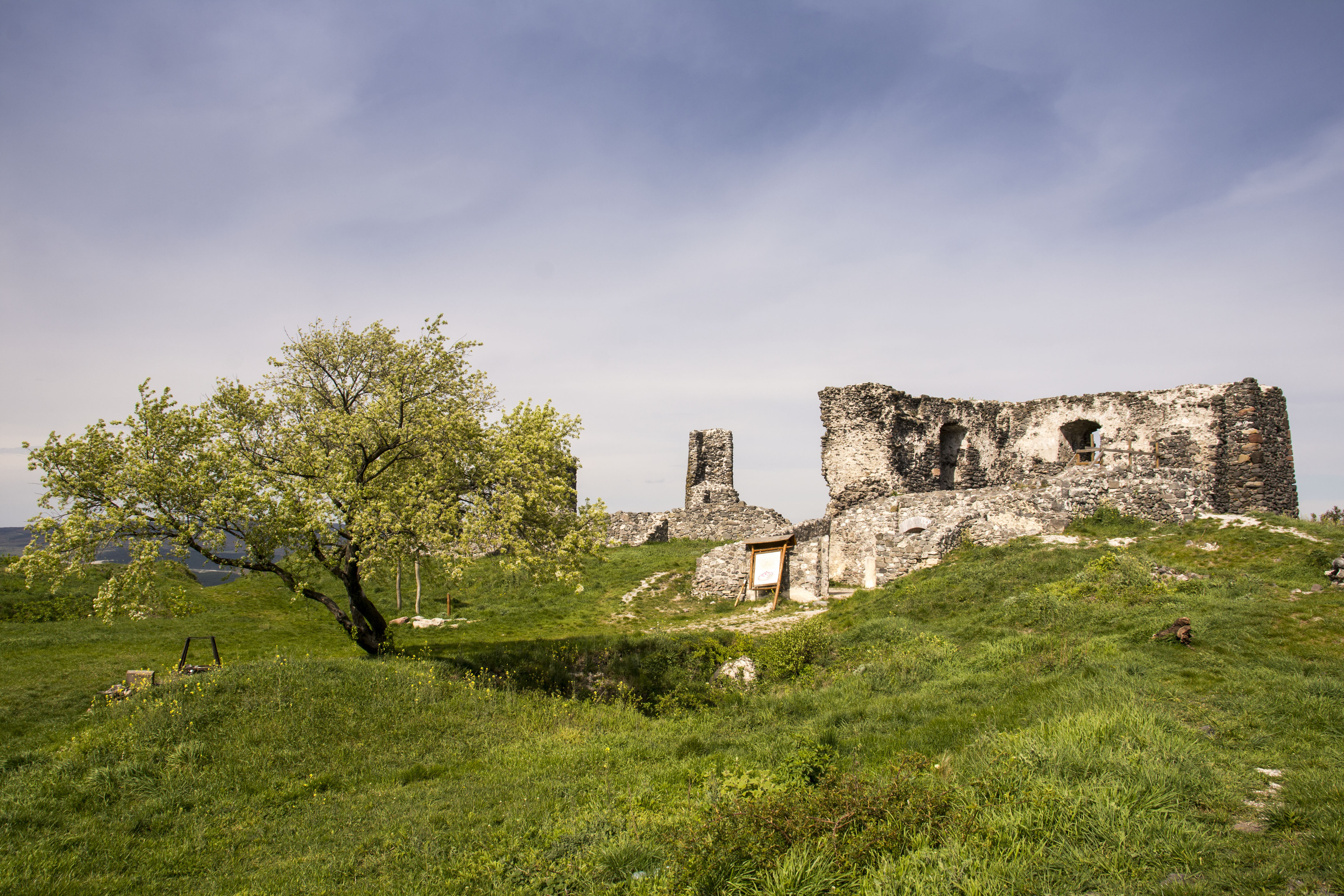 A Habsburg lerombolta Csobánc várát, a siklóernyős ma innen rajtol