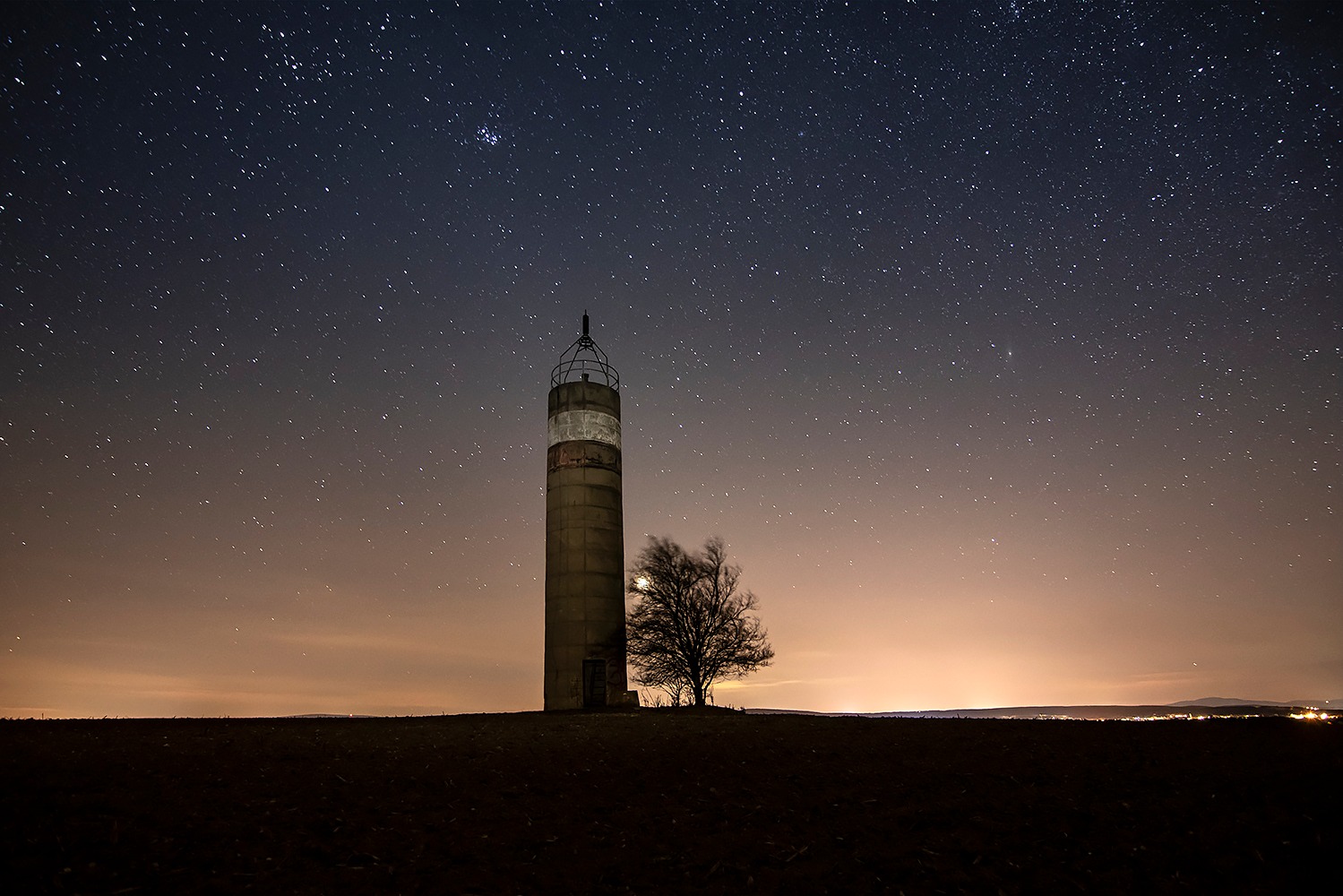 Egy Balaton melletti torony a csillagos éj alatt – Fotó