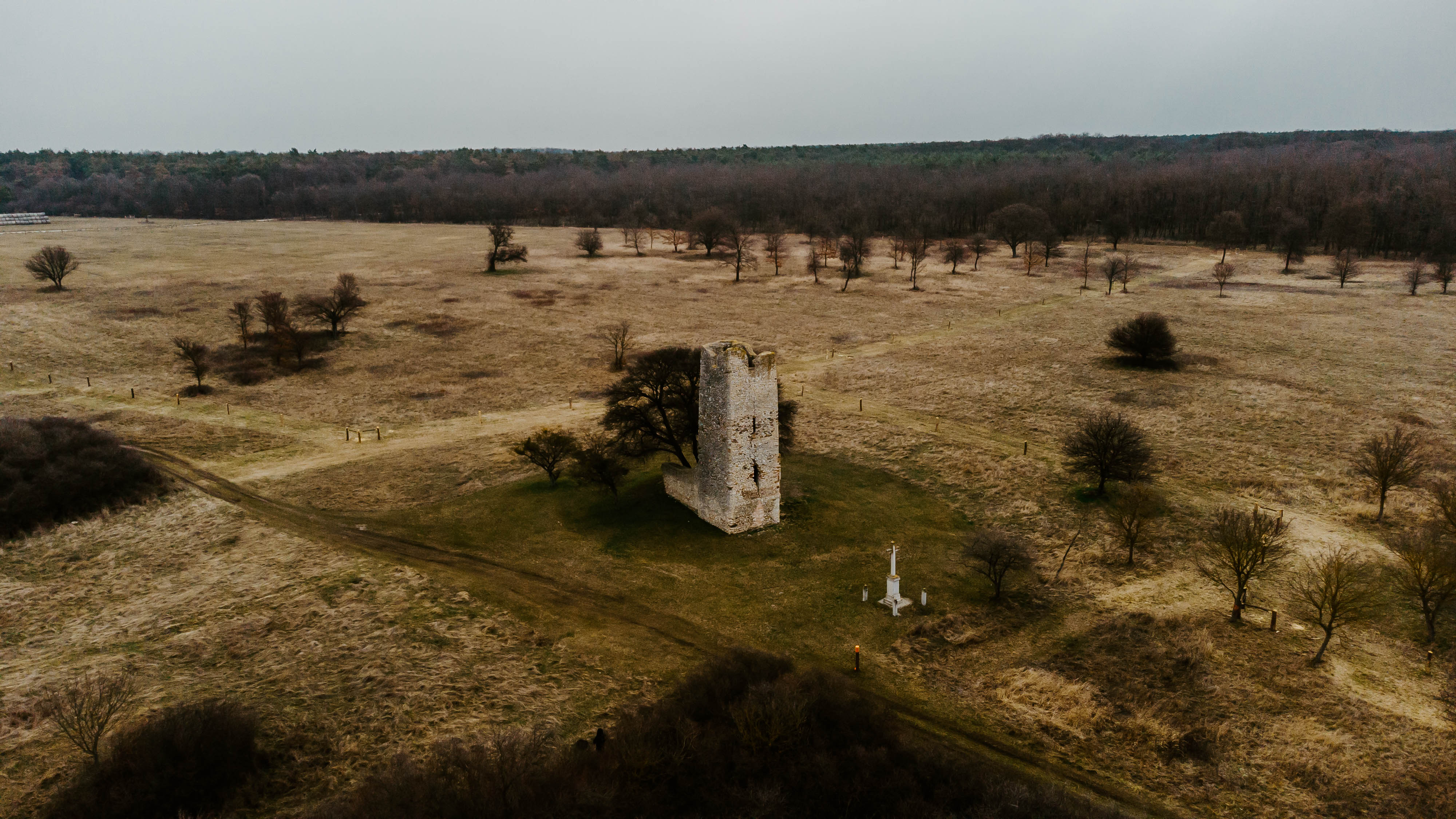 Elhagyatott Árpád-kori templomrom őrzi az egykori, Sümeg melletti falu történetét